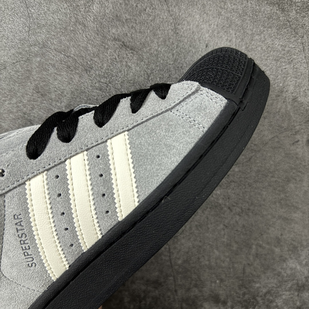 图片[5]-【H11顶级头层版】adidas originals Superstar 2 贝壳头 简约经典 舒适时尚 复古板鞋 男女同款 黑白 货号：JQ3222 全新升级版 皮料改进至头层原厂皮 原盒 原底原料 开模打造 原厂织唛鞋标 高精密准度 原楦原纸板开发 匹配原版98%以上 后跟垫棉独家呈现 反口里弧度正确 原厂鞋垫 背胶 后跟电绣针数 与正品一致 原厂皮料 原厂车缝线 质感无敌 皮料切割干净 无任何毛边 清洁度细节完美 进口港宝加持 后跟自然饱满 还原公司包裹性 鞋面采用原装数据贴合技术 全方位贴合包裹脚型 鞋跟部鞋底牵引设计 提供强大的抓地性能 更适应不同实战场地路面 尺码：35.5 36 36.5 37.5 38 38.5 39 40 40.5 41 42 42.5 43 44 45-选品中心