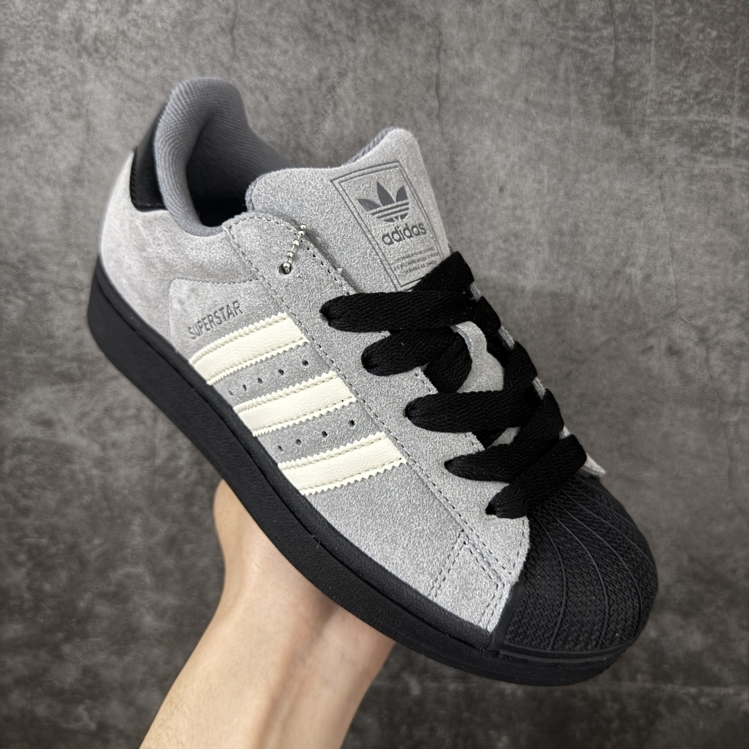 图片[3]-【H11顶级头层版】adidas originals Superstar 2 贝壳头 简约经典 舒适时尚 复古板鞋 男女同款 黑白 货号：JQ3222 全新升级版 皮料改进至头层原厂皮 原盒 原底原料 开模打造 原厂织唛鞋标 高精密准度 原楦原纸板开发 匹配原版98%以上 后跟垫棉独家呈现 反口里弧度正确 原厂鞋垫 背胶 后跟电绣针数 与正品一致 原厂皮料 原厂车缝线 质感无敌 皮料切割干净 无任何毛边 清洁度细节完美 进口港宝加持 后跟自然饱满 还原公司包裹性 鞋面采用原装数据贴合技术 全方位贴合包裹脚型 鞋跟部鞋底牵引设计 提供强大的抓地性能 更适应不同实战场地路面 尺码：35.5 36 36.5 37.5 38 38.5 39 40 40.5 41 42 42.5 43 44 45-选品中心