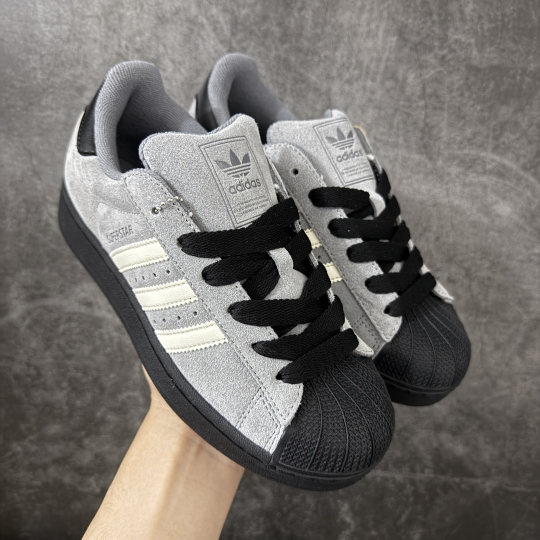 【H11顶级头层版】adidas originals Superstar 2 贝壳头 简约经典 舒适时尚 复古板鞋 男女同款 黑白 货号：JQ3222 全新升级版 皮料改进至头层原厂皮 原盒 原底原料 开模打造 原厂织唛鞋标 高精密准度 原楦原纸板开发 匹配原版98%以上 后跟垫棉独家呈现 反口里弧度正确 原厂鞋垫 背胶 后跟电绣针数 与正品一致 原厂皮料 原厂车缝线 质感无敌 皮料切割干净 无任何毛边 清洁度细节完美 进口港宝加持 后跟自然饱满 还原公司包裹性 鞋面采用原装数据贴合技术 全方位贴合包裹脚型 鞋跟部鞋底牵引设计 提供强大的抓地性能 更适应不同实战场地路面 尺码：35.5 36 36.5 37.5 38 38.5 39 40 40.5 41 42 42.5 43 44 45-选品中心