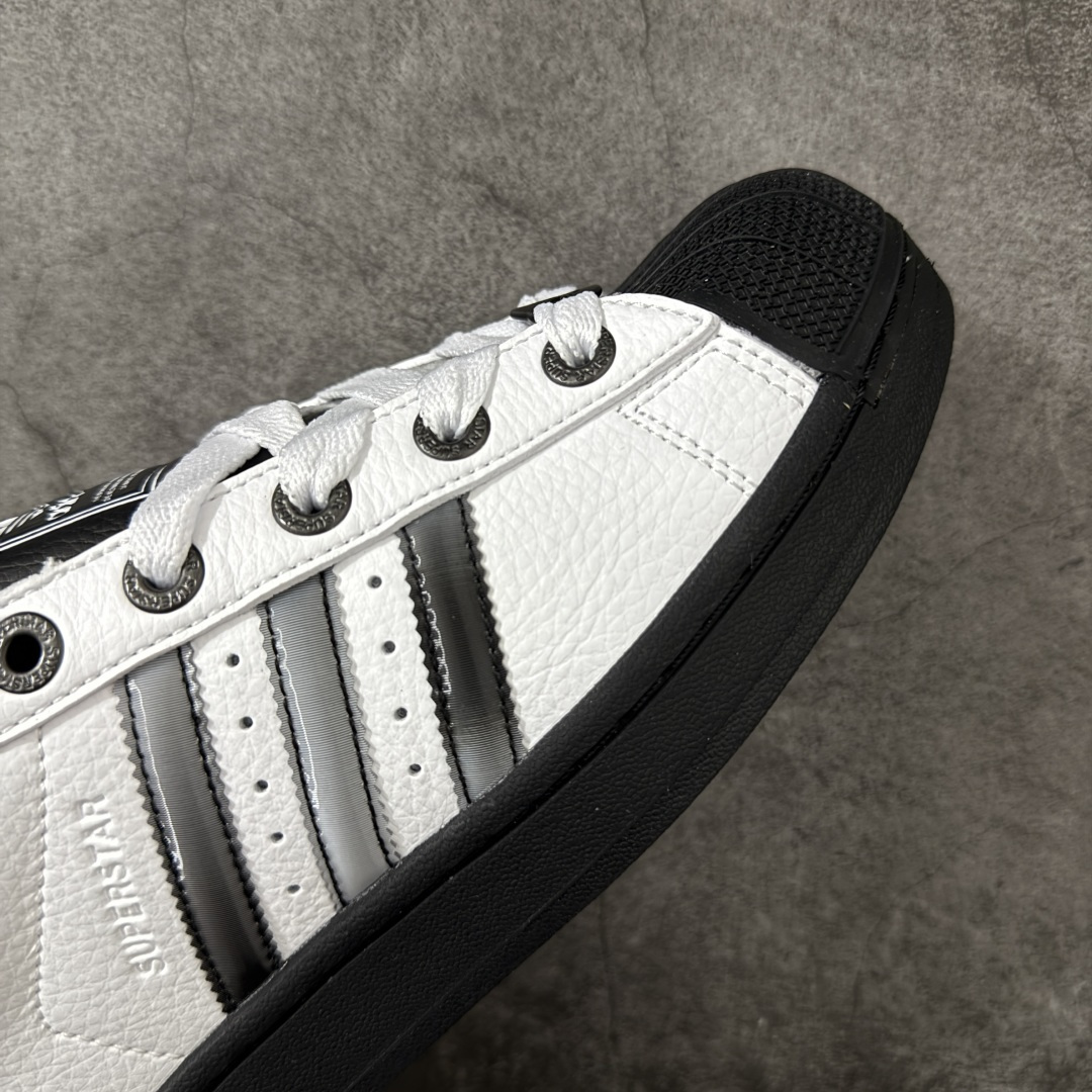 图片[6]-【H11顶级头层版】adidas originals Superstar 2 贝壳头 简约经典 舒适时尚 复古板鞋 男女同款 黑白 货号：JQ0313 全新升级版 皮料改进至头层原厂皮 原盒 原底原料 开模打造 原厂织唛鞋标 高精密准度 原楦原纸板开发 匹配原版98%以上 后跟垫棉独家呈现 反口里弧度正确 原厂鞋垫 背胶 后跟电绣针数 与正品一致 原厂皮料 原厂车缝线 质感无敌 皮料切割干净 无任何毛边 清洁度细节完美 进口港宝加持 后跟自然饱满 还原公司包裹性 鞋面采用原装数据贴合技术 全方位贴合包裹脚型 鞋跟部鞋底牵引设计 提供强大的抓地性能 更适应不同实战场地路面 尺码：35.5 36 36.5 37.5 38 38.5 39 40 40.5 41 42 42.5 43 44 45-选品中心