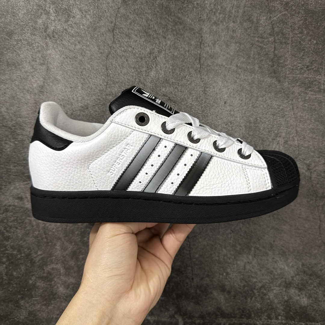 【H11顶级头层版】adidas originals Superstar 2 贝壳头 简约经典 舒适时尚 复古板鞋 男女同款 黑白 货号：JQ0313 全新升级版 皮料改进至头层原厂皮 原盒 原底原料 开模打造 原厂织唛鞋标 高精密准度 原楦原纸板开发 匹配原版98%以上 后跟垫棉独家呈现 反口里弧度正确 原厂鞋垫 背胶 后跟电绣针数 与正品一致 原厂皮料 原厂车缝线 质感无敌 皮料切割干净 无任何毛边 清洁度细节完美 进口港宝加持 后跟自然饱满 还原公司包裹性 鞋面采用原装数据贴合技术 全方位贴合包裹脚型 鞋跟部鞋底牵引设计 提供强大的抓地性能 更适应不同实战场地路面 尺码：35.5 36 36.5 37.5 38 38.5 39 40 40.5 41 42 42.5 43 44 45-选品中心