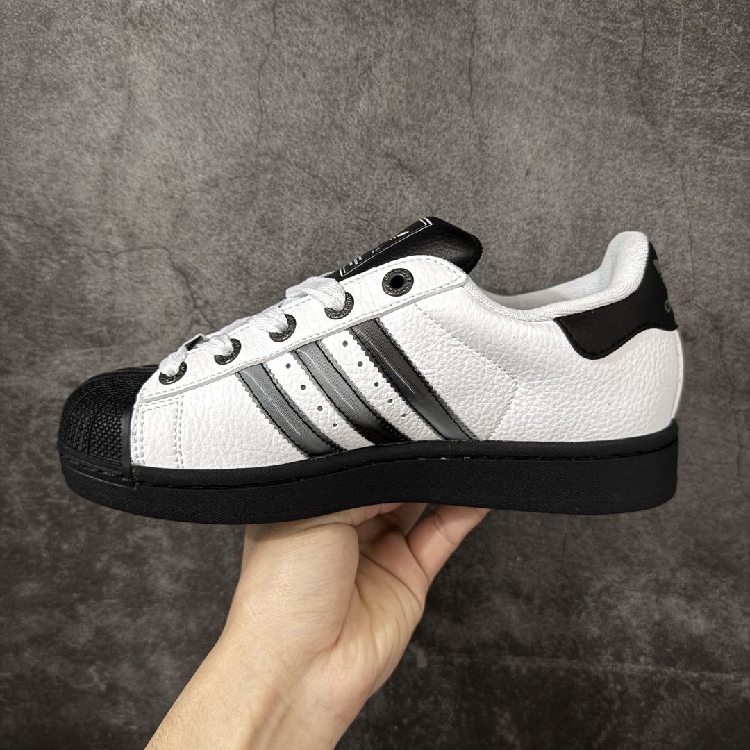 图片[2]-【H11顶级头层版】adidas originals Superstar 2 贝壳头 简约经典 舒适时尚 复古板鞋 男女同款 黑白 货号：JQ0313 全新升级版 皮料改进至头层原厂皮 原盒 原底原料 开模打造 原厂织唛鞋标 高精密准度 原楦原纸板开发 匹配原版98%以上 后跟垫棉独家呈现 反口里弧度正确 原厂鞋垫 背胶 后跟电绣针数 与正品一致 原厂皮料 原厂车缝线 质感无敌 皮料切割干净 无任何毛边 清洁度细节完美 进口港宝加持 后跟自然饱满 还原公司包裹性 鞋面采用原装数据贴合技术 全方位贴合包裹脚型 鞋跟部鞋底牵引设计 提供强大的抓地性能 更适应不同实战场地路面 尺码：35.5 36 36.5 37.5 38 38.5 39 40 40.5 41 42 42.5 43 44 45-选品中心