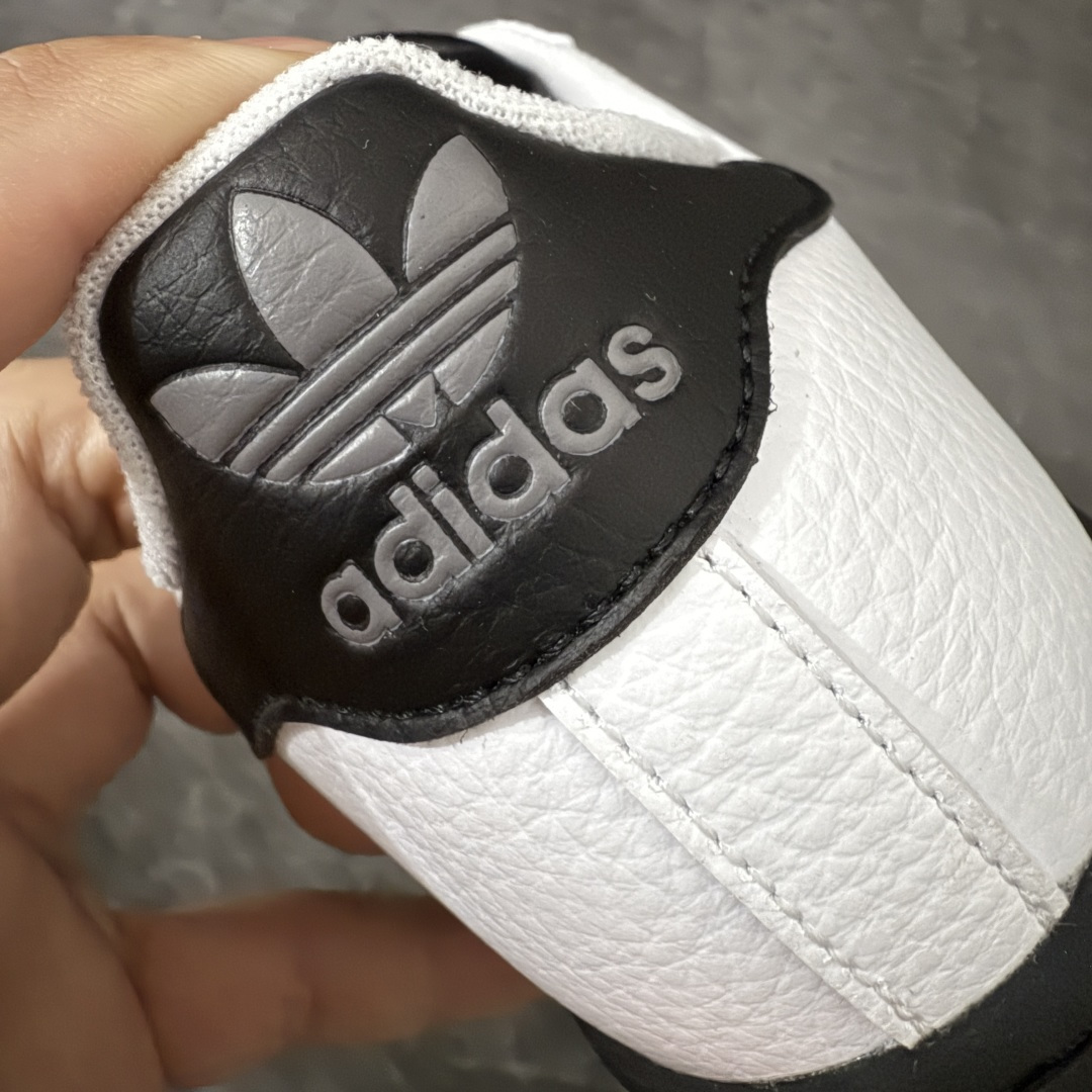 图片[2]-【H11顶级头层版】adidas originals Superstar 2 贝壳头 简约经典 舒适时尚 复古板鞋 男女同款 黑白 货号：JQ0313 全新升级版 皮料改进至头层原厂皮 原盒 原底原料 开模打造 原厂织唛鞋标 高精密准度 原楦原纸板开发 匹配原版98%以上 后跟垫棉独家呈现 反口里弧度正确 原厂鞋垫 背胶 后跟电绣针数 与正品一致 原厂皮料 原厂车缝线 质感无敌 皮料切割干净 无任何毛边 清洁度细节完美 进口港宝加持 后跟自然饱满 还原公司包裹性 鞋面采用原装数据贴合技术 全方位贴合包裹脚型 鞋跟部鞋底牵引设计 提供强大的抓地性能 更适应不同实战场地路面 尺码：35.5 36 36.5 37.5 38 38.5 39 40 40.5 41 42 42.5 43 44 45-选品中心