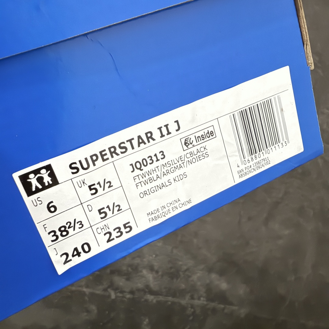 图片[9]-【H11顶级头层版】adidas originals Superstar 2 贝壳头 简约经典 舒适时尚 复古板鞋 男女同款 黑白 货号：JQ0313 全新升级版 皮料改进至头层原厂皮 原盒 原底原料 开模打造 原厂织唛鞋标 高精密准度 原楦原纸板开发 匹配原版98%以上 后跟垫棉独家呈现 反口里弧度正确 原厂鞋垫 背胶 后跟电绣针数 与正品一致 原厂皮料 原厂车缝线 质感无敌 皮料切割干净 无任何毛边 清洁度细节完美 进口港宝加持 后跟自然饱满 还原公司包裹性 鞋面采用原装数据贴合技术 全方位贴合包裹脚型 鞋跟部鞋底牵引设计 提供强大的抓地性能 更适应不同实战场地路面 尺码：35.5 36 36.5 37.5 38 38.5 39 40 40.5 41 42 42.5 43 44 45-选品中心