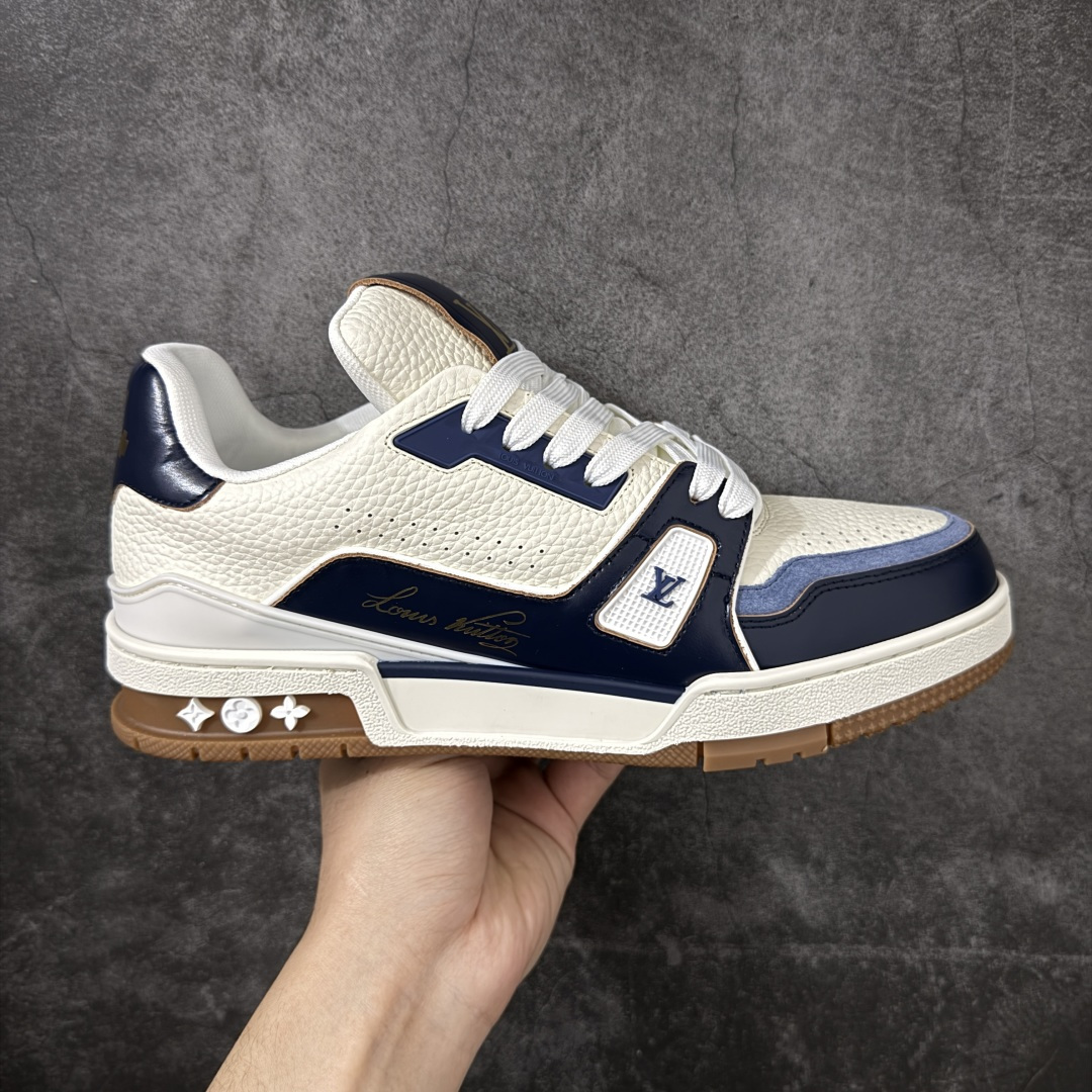 【莞产LG纯原版】 LV Trainer系列高奢运动鞋 新款芯片顶级 潮人必备单品 同步ZP官网空胶工艺 鞋舌、挂饰均镶嵌NFC芯片感应装置 正确胶片断点式设计 中底正确还原原版油印字母比例 1：1原楦格板、楦头、刀磨全新升级！ 独家订制顶级压纹麂皮 原版开模TPU大底 质感原版一致 垫脚聚米微料加透气英伦网布 披靡市场任何版本！细节完美呈现！ 代购指定版本 全新升级最新双盒包装 扫码秒进官网！ 全套包装配件同比原版 尺码： 39-45-选品中心