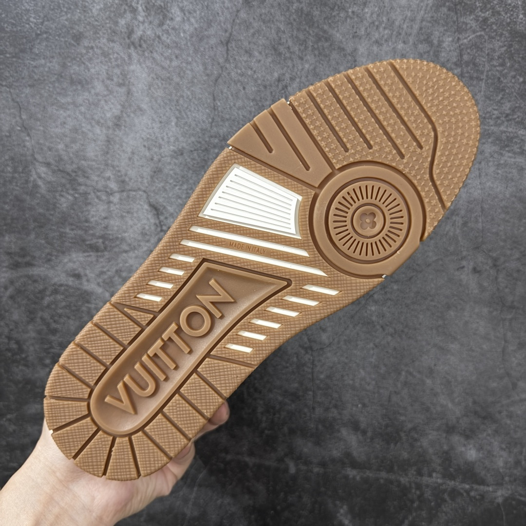 图片[9]-【莞产LG纯原版】 LV Trainer系列高奢运动鞋 新款芯片顶级 潮人必备单品 同步ZP官网空胶工艺 鞋舌、挂饰均镶嵌NFC芯片感应装置 正确胶片断点式设计 中底正确还原原版油印字母比例 1：1原楦格板、楦头、刀磨全新升级！ 独家订制顶级压纹麂皮 原版开模TPU大底 质感原版一致 垫脚聚米微料加透气英伦网布 披靡市场任何版本！细节完美呈现！ 代购指定版本 全新升级最新双盒包装 扫码秒进官网！ 全套包装配件同比原版 尺码： 39-45-选品中心