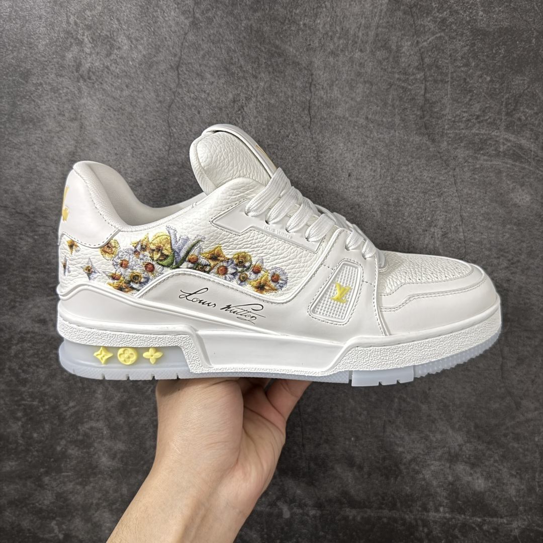【YS纯原升级版】 Louis Vuitton路易威登 LV Trainer 系列 高奢运动鞋 2026春季花卉刺绣款 正确细节 原鞋开发 ✦ 芯片配置，✦ 挂饰 NFC 芯片秒进官网 ✦ 同步 ZP 官网空胶工艺，结构逻辑一致 ✦ 正确胶片断点式设计，细节克制到位 ✦ 中底油印字母比例按原版还原 ✦ 1：1 原楦格板 / 楦头 / 刀磨 全新升级 ✦ 独家定制压纹麂皮，用料细腻耐看 ✦ 原版开模 TPU 大底 ✦ 脚感与质感取向偏原版 ✦ 代购指定高端版本 ✦ 全新升级 双盒礼盒 ✦ 全套配件齐全，整体完成度高 尺码：39-45-选品中心
