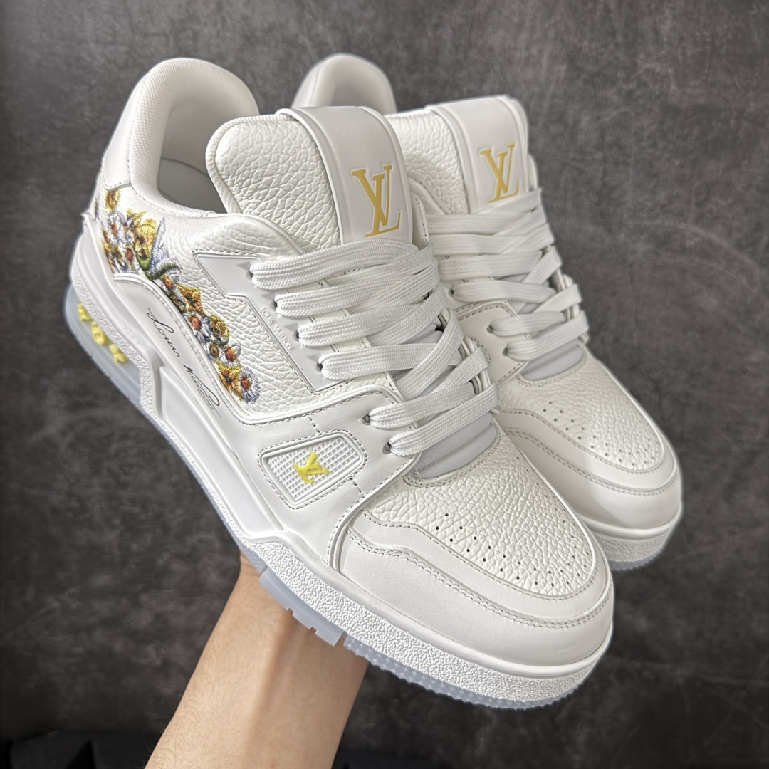 【YS纯原升级版】 Louis Vuitton路易威登 LV Trainer 系列 高奢运动鞋 2026春季花卉刺绣款 正确细节 原鞋开发 ✦ 芯片配置，✦ 挂饰 NFC 芯片秒进官网 ✦ 同步 ZP 官网空胶工艺，结构逻辑一致 ✦ 正确胶片断点式设计，细节克制到位 ✦ 中底油印字母比例按原版还原 ✦ 1：1 原楦格板 / 楦头 / 刀磨 全新升级 ✦ 独家定制压纹麂皮，用料细腻耐看 ✦ 原版开模 TPU 大底 ✦ 脚感与质感取向偏原版 ✦ 代购指定高端版本 ✦ 全新升级 双盒礼盒 ✦ 全套配件齐全，整体完成度高 尺码：39-45-选品中心