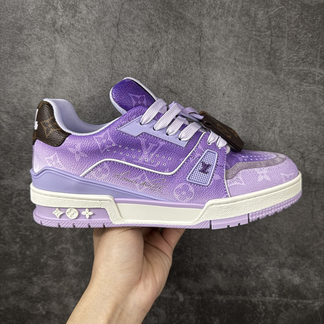 【纯原礼盒版本】LV Louis Vuitton Trainer 低帮休闲板鞋 代购级别 ZP级全套包装 原版购入历时近两个月开发打造！ 经典多拼色超好看 原版完美楦型 调试了两个月 鞋面独家订制压纹粒面小牛皮 大底TPU、模具费2w+ 质感媲美原版 垫脚聚米微料加透气英伦网布 细节原版一致 ❗️请注意区分市面通货材料 版型 包装配件 尺码： 39 40 41 42 43 44 45 46-选品中心