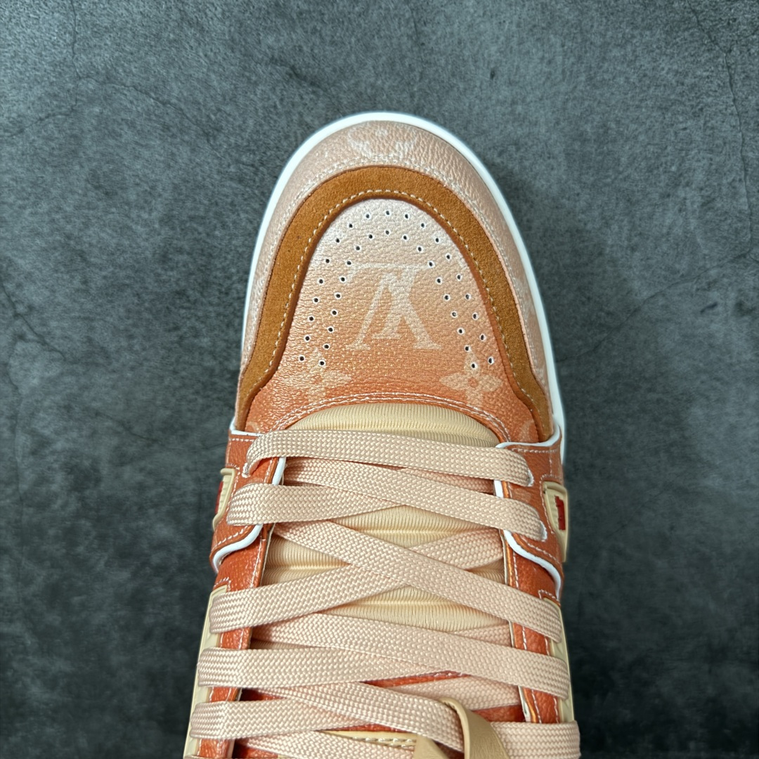 图片[5]-【纯原礼盒版本】LV Louis Vuitton Trainer 低帮休闲板鞋 代购级别 ZP级全套包装 原版购入历时近两个月开发打造！ 经典多拼色超好看 原版完美楦型 调试了两个月 鞋面独家订制压纹粒面小牛皮 大底TPU、模具费2w+ 质感媲美原版 垫脚聚米微料加透气英伦网布 细节原版一致 ❗️请注意区分市面通货材料 版型 包装配件 尺码： 39 40 41 42 43 44 45 46-选品中心