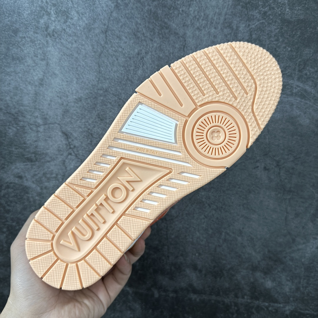 图片[9]-【纯原礼盒版本】LV Louis Vuitton Trainer 低帮休闲板鞋 代购级别 ZP级全套包装 原版购入历时近两个月开发打造！ 经典多拼色超好看 原版完美楦型 调试了两个月 鞋面独家订制压纹粒面小牛皮 大底TPU、模具费2w+ 质感媲美原版 垫脚聚米微料加透气英伦网布 细节原版一致 ❗️请注意区分市面通货材料 版型 包装配件 尺码： 39 40 41 42 43 44 45 46-选品中心
