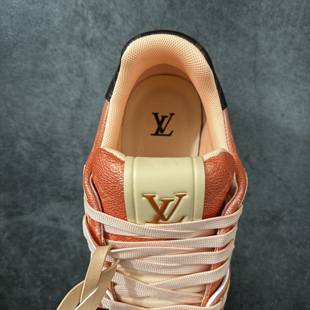 图片[8]-【纯原礼盒版本】LV Louis Vuitton Trainer 低帮休闲板鞋 代购级别 ZP级全套包装 原版购入历时近两个月开发打造！ 经典多拼色超好看 原版完美楦型 调试了两个月 鞋面独家订制压纹粒面小牛皮 大底TPU、模具费2w+ 质感媲美原版 垫脚聚米微料加透气英伦网布 细节原版一致 ❗️请注意区分市面通货材料 版型 包装配件 尺码： 39 40 41 42 43 44 45 46-选品中心