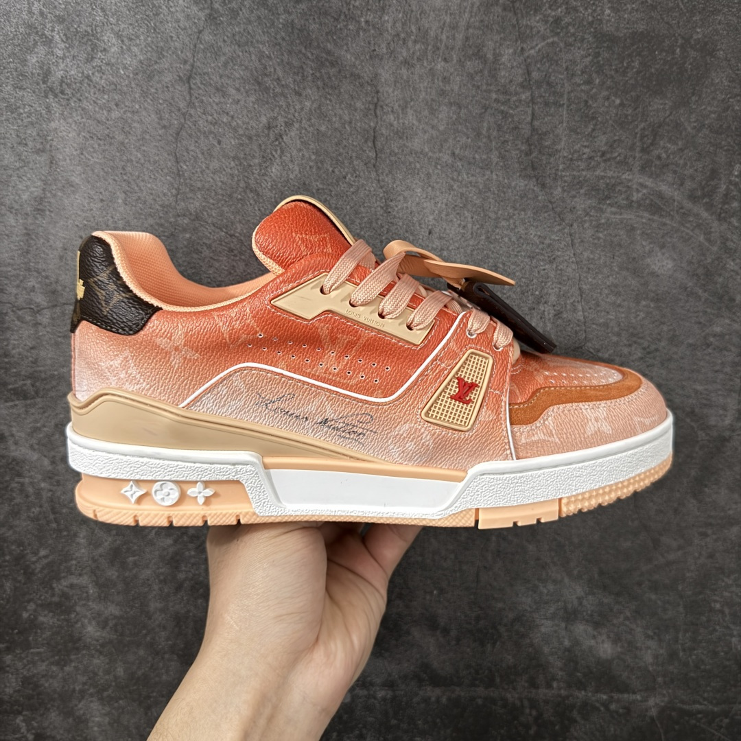 【纯原礼盒版本】LV Louis Vuitton Trainer 低帮休闲板鞋 代购级别 ZP级全套包装 原版购入历时近两个月开发打造！ 经典多拼色超好看 原版完美楦型 调试了两个月 鞋面独家订制压纹粒面小牛皮 大底TPU、模具费2w+ 质感媲美原版 垫脚聚米微料加透气英伦网布 细节原版一致 ❗️请注意区分市面通货材料 版型 包装配件 尺码： 39 40 41 42 43 44 45 46-选品中心