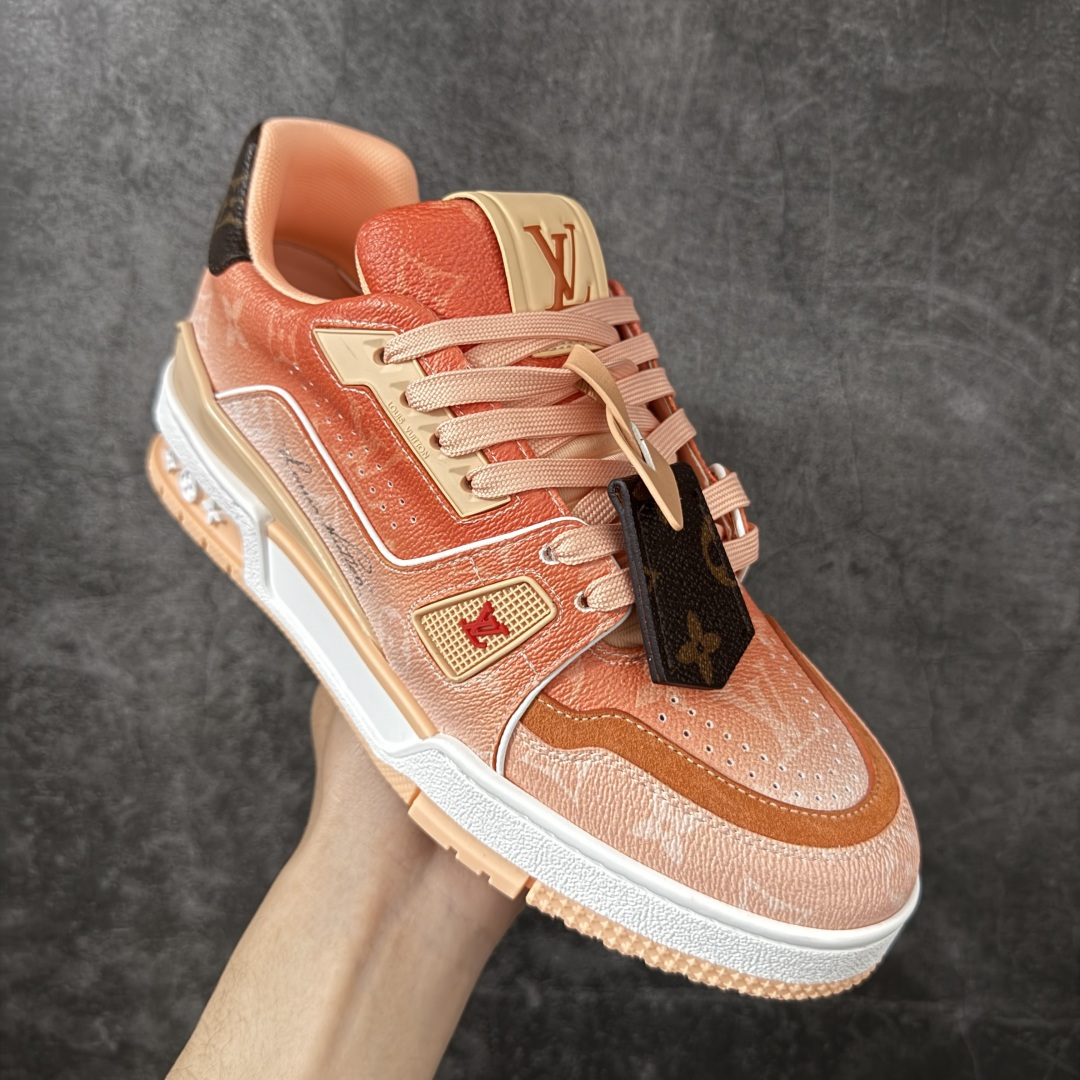 图片[3]-【纯原礼盒版本】LV Louis Vuitton Trainer 低帮休闲板鞋 代购级别 ZP级全套包装 原版购入历时近两个月开发打造！ 经典多拼色超好看 原版完美楦型 调试了两个月 鞋面独家订制压纹粒面小牛皮 大底TPU、模具费2w+ 质感媲美原版 垫脚聚米微料加透气英伦网布 细节原版一致 ❗️请注意区分市面通货材料 版型 包装配件 尺码： 39 40 41 42 43 44 45 46-选品中心