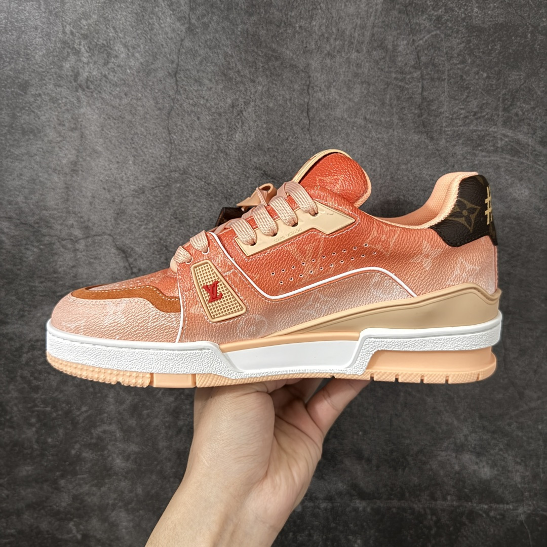 图片[2]-【纯原礼盒版本】LV Louis Vuitton Trainer 低帮休闲板鞋 代购级别 ZP级全套包装 原版购入历时近两个月开发打造！ 经典多拼色超好看 原版完美楦型 调试了两个月 鞋面独家订制压纹粒面小牛皮 大底TPU、模具费2w+ 质感媲美原版 垫脚聚米微料加透气英伦网布 细节原版一致 ❗️请注意区分市面通货材料 版型 包装配件 尺码： 39 40 41 42 43 44 45 46-选品中心