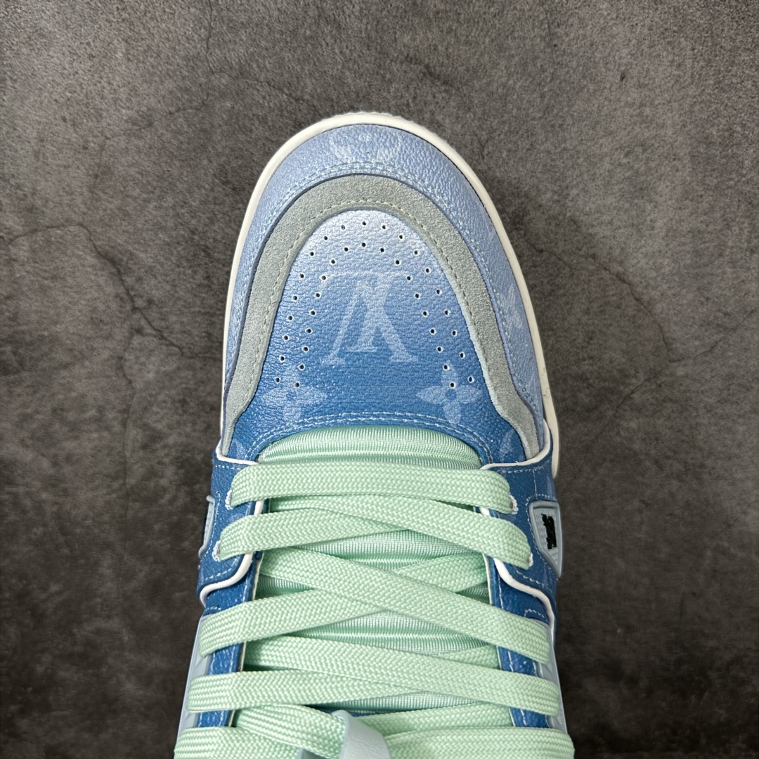 图片[5]-【纯原礼盒版本】LV Louis Vuitton Trainer 低帮休闲板鞋 代购级别 ZP级全套包装 原版购入历时近两个月开发打造！ 经典多拼色超好看 原版完美楦型 调试了两个月 鞋面独家订制压纹粒面小牛皮 大底TPU、模具费2w+ 质感媲美原版 垫脚聚米微料加透气英伦网布 细节原版一致 ❗️请注意区分市面通货材料 版型 包装配件 尺码： 39 40 41 42 43 44 45 46-选品中心