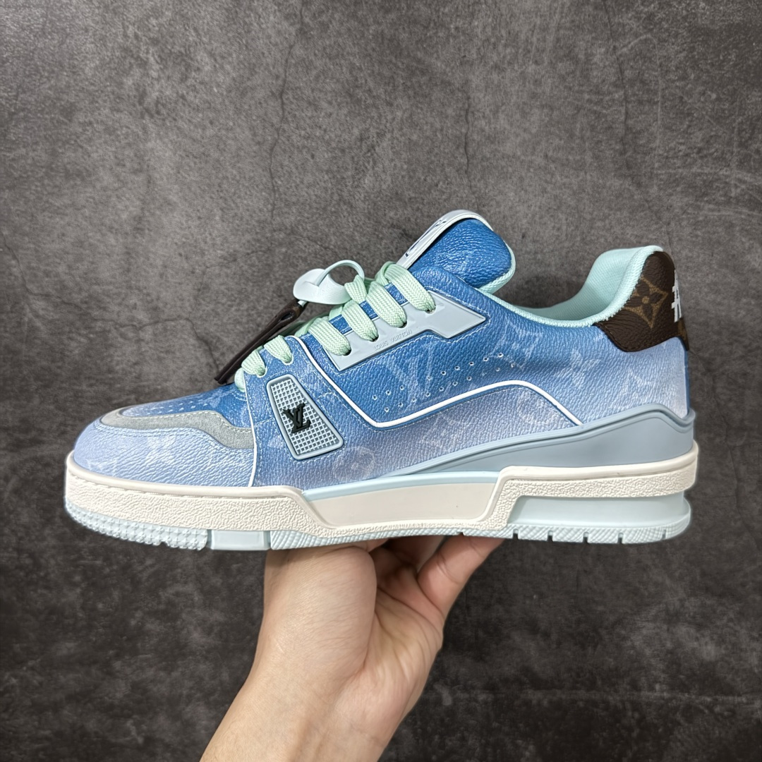 图片[2]-【纯原礼盒版本】LV Louis Vuitton Trainer 低帮休闲板鞋 代购级别 ZP级全套包装 原版购入历时近两个月开发打造！ 经典多拼色超好看 原版完美楦型 调试了两个月 鞋面独家订制压纹粒面小牛皮 大底TPU、模具费2w+ 质感媲美原版 垫脚聚米微料加透气英伦网布 细节原版一致 ❗️请注意区分市面通货材料 版型 包装配件 尺码： 39 40 41 42 43 44 45 46-选品中心
