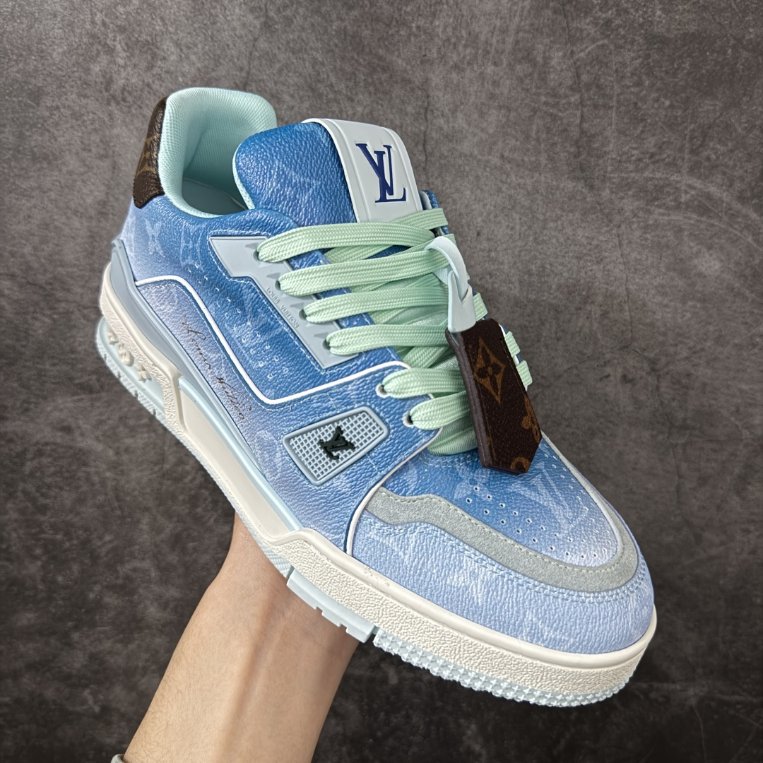 图片[3]-【纯原礼盒版本】LV Louis Vuitton Trainer 低帮休闲板鞋 代购级别 ZP级全套包装 原版购入历时近两个月开发打造！ 经典多拼色超好看 原版完美楦型 调试了两个月 鞋面独家订制压纹粒面小牛皮 大底TPU、模具费2w+ 质感媲美原版 垫脚聚米微料加透气英伦网布 细节原版一致 ❗️请注意区分市面通货材料 版型 包装配件 尺码： 39 40 41 42 43 44 45 46-选品中心