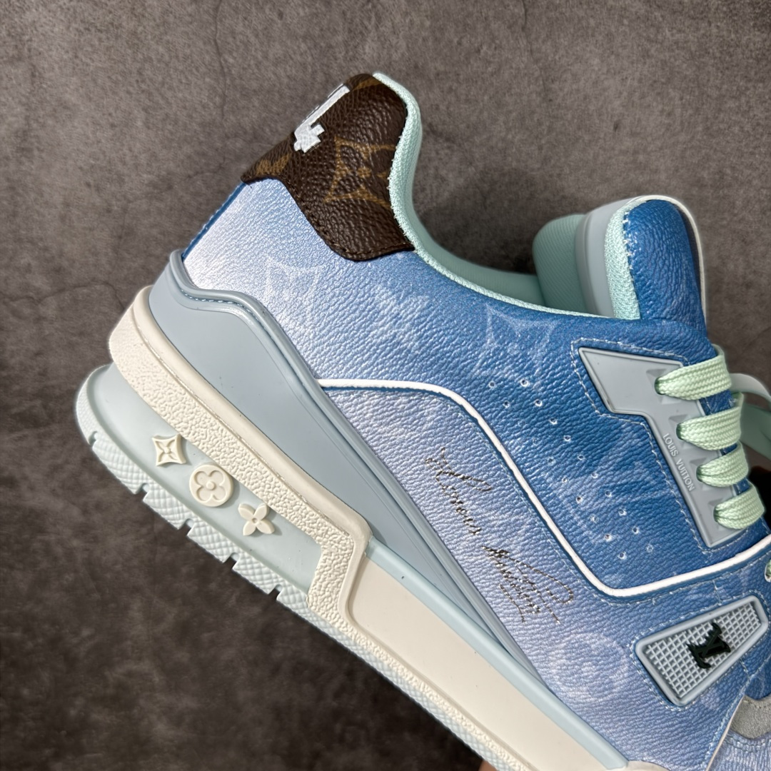 图片[7]-【纯原礼盒版本】LV Louis Vuitton Trainer 低帮休闲板鞋 代购级别 ZP级全套包装 原版购入历时近两个月开发打造！ 经典多拼色超好看 原版完美楦型 调试了两个月 鞋面独家订制压纹粒面小牛皮 大底TPU、模具费2w+ 质感媲美原版 垫脚聚米微料加透气英伦网布 细节原版一致 ❗️请注意区分市面通货材料 版型 包装配件 尺码： 39 40 41 42 43 44 45 46-选品中心