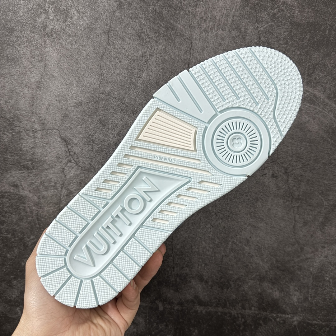 图片[9]-【纯原礼盒版本】LV Louis Vuitton Trainer 低帮休闲板鞋 代购级别 ZP级全套包装 原版购入历时近两个月开发打造！ 经典多拼色超好看 原版完美楦型 调试了两个月 鞋面独家订制压纹粒面小牛皮 大底TPU、模具费2w+ 质感媲美原版 垫脚聚米微料加透气英伦网布 细节原版一致 ❗️请注意区分市面通货材料 版型 包装配件 尺码： 39 40 41 42 43 44 45 46-选品中心