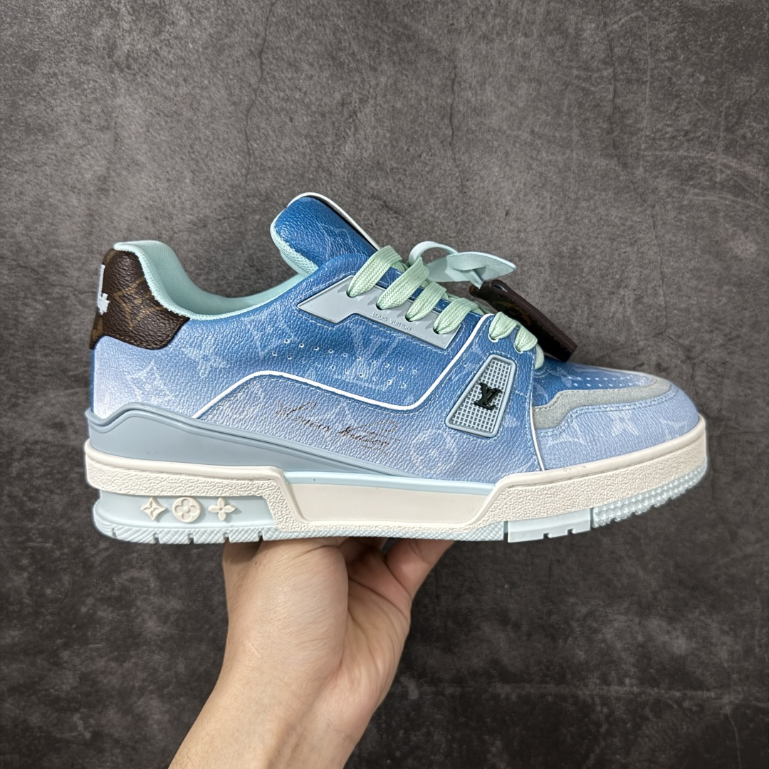 【纯原礼盒版本】LV Louis Vuitton Trainer 低帮休闲板鞋 代购级别 ZP级全套包装 原版购入历时近两个月开发打造！ 经典多拼色超好看 原版完美楦型 调试了两个月 鞋面独家订制压纹粒面小牛皮 大底TPU、模具费2w+ 质感媲美原版 垫脚聚米微料加透气英伦网布 细节原版一致 ❗️请注意区分市面通货材料 版型 包装配件 尺码： 39 40 41 42 43 44 45 46-选品中心