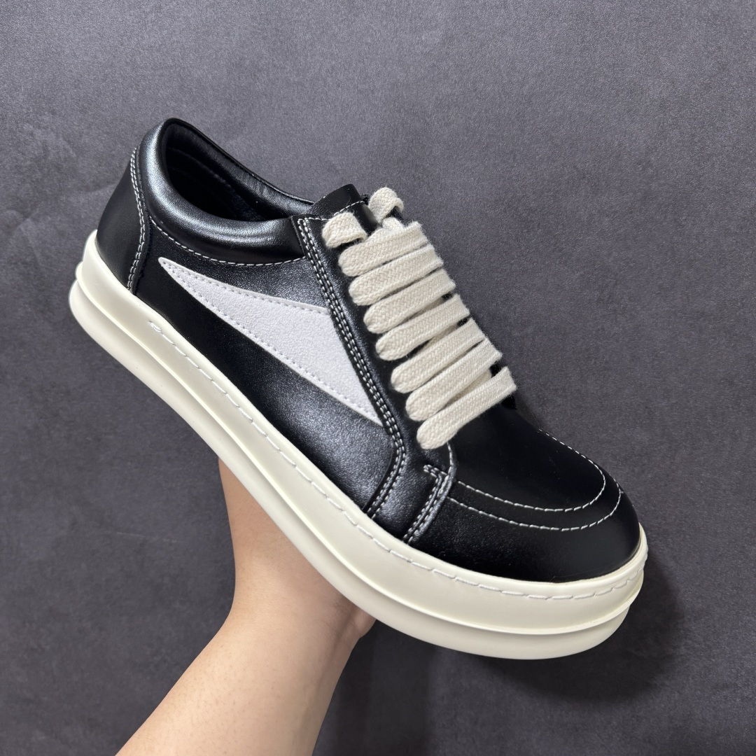 图片[3]-【公司级】Rick Owens 复古百搭 时尚 舒适透气 耐磨 休闲鞋 市售最高版本 Rick owens 瑞克 欧文斯 粗鞋带 低帮高街休闲运动板鞋 原鞋开发 独家私模大底 定制鞋面布料 针车间距都是极致还原 一比一规格礼盒装 重达3斤以上 外加定制欧文斯保护盒 全套包装及配件 高端零售专供品质 区别市场货 纯手工打造 每一只都是独一无二 有手工质感的味道 进口小牛内里 牛皮鞋垫 手工车线。这双鞋融合了Converse经典板鞋的复古基因与Rick Owens的高街属性，既能驾驭街头潮酷风格，亦可搭配简约时装，成为日常通勤或时尚秀场的点睛之笔。正如用户评价所言：“它不仅是穿搭利器，更是一件值得收藏的艺术品。” 无论是追求先锋设计还是注重实穿体验，FW23 LUXOR系列板鞋都以其无可挑剔的质感与品牌精神，成为高街玩家不容错过的经典之作#RICKOWENS #给大家推荐宝藏板鞋好 #送到心坎里的一双鞋 #我舍不得扔掉的鞋 #新春踏青好鞋 货号：4076571 尺码：35-45带半码-选品中心