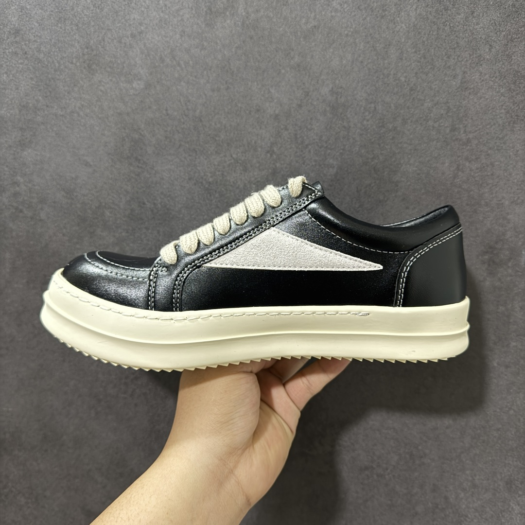 图片[2]-【公司级】Rick Owens 复古百搭 时尚 舒适透气 耐磨 休闲鞋 市售最高版本 Rick owens 瑞克 欧文斯 粗鞋带 低帮高街休闲运动板鞋 原鞋开发 独家私模大底 定制鞋面布料 针车间距都是极致还原 一比一规格礼盒装 重达3斤以上 外加定制欧文斯保护盒 全套包装及配件 高端零售专供品质 区别市场货 纯手工打造 每一只都是独一无二 有手工质感的味道 进口小牛内里 牛皮鞋垫 手工车线。这双鞋融合了Converse经典板鞋的复古基因与Rick Owens的高街属性，既能驾驭街头潮酷风格，亦可搭配简约时装，成为日常通勤或时尚秀场的点睛之笔。正如用户评价所言：“它不仅是穿搭利器，更是一件值得收藏的艺术品。” 无论是追求先锋设计还是注重实穿体验，FW23 LUXOR系列板鞋都以其无可挑剔的质感与品牌精神，成为高街玩家不容错过的经典之作#RICKOWENS #给大家推荐宝藏板鞋好 #送到心坎里的一双鞋 #我舍不得扔掉的鞋 #新春踏青好鞋 货号：4076571 尺码：35-45带半码-选品中心