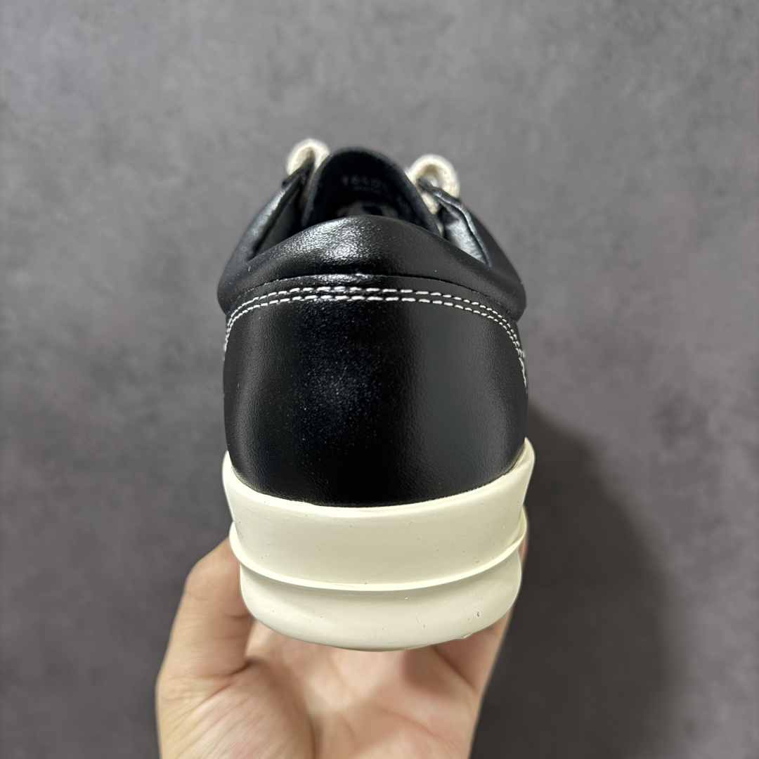 图片[4]-【公司级】Rick Owens 复古百搭 时尚 舒适透气 耐磨 休闲鞋 市售最高版本 Rick owens 瑞克 欧文斯 粗鞋带 低帮高街休闲运动板鞋 原鞋开发 独家私模大底 定制鞋面布料 针车间距都是极致还原 一比一规格礼盒装 重达3斤以上 外加定制欧文斯保护盒 全套包装及配件 高端零售专供品质 区别市场货 纯手工打造 每一只都是独一无二 有手工质感的味道 进口小牛内里 牛皮鞋垫 手工车线。这双鞋融合了Converse经典板鞋的复古基因与Rick Owens的高街属性，既能驾驭街头潮酷风格，亦可搭配简约时装，成为日常通勤或时尚秀场的点睛之笔。正如用户评价所言：“它不仅是穿搭利器，更是一件值得收藏的艺术品。” 无论是追求先锋设计还是注重实穿体验，FW23 LUXOR系列板鞋都以其无可挑剔的质感与品牌精神，成为高街玩家不容错过的经典之作#RICKOWENS #给大家推荐宝藏板鞋好 #送到心坎里的一双鞋 #我舍不得扔掉的鞋 #新春踏青好鞋 货号：4076571 尺码：35-45带半码-选品中心