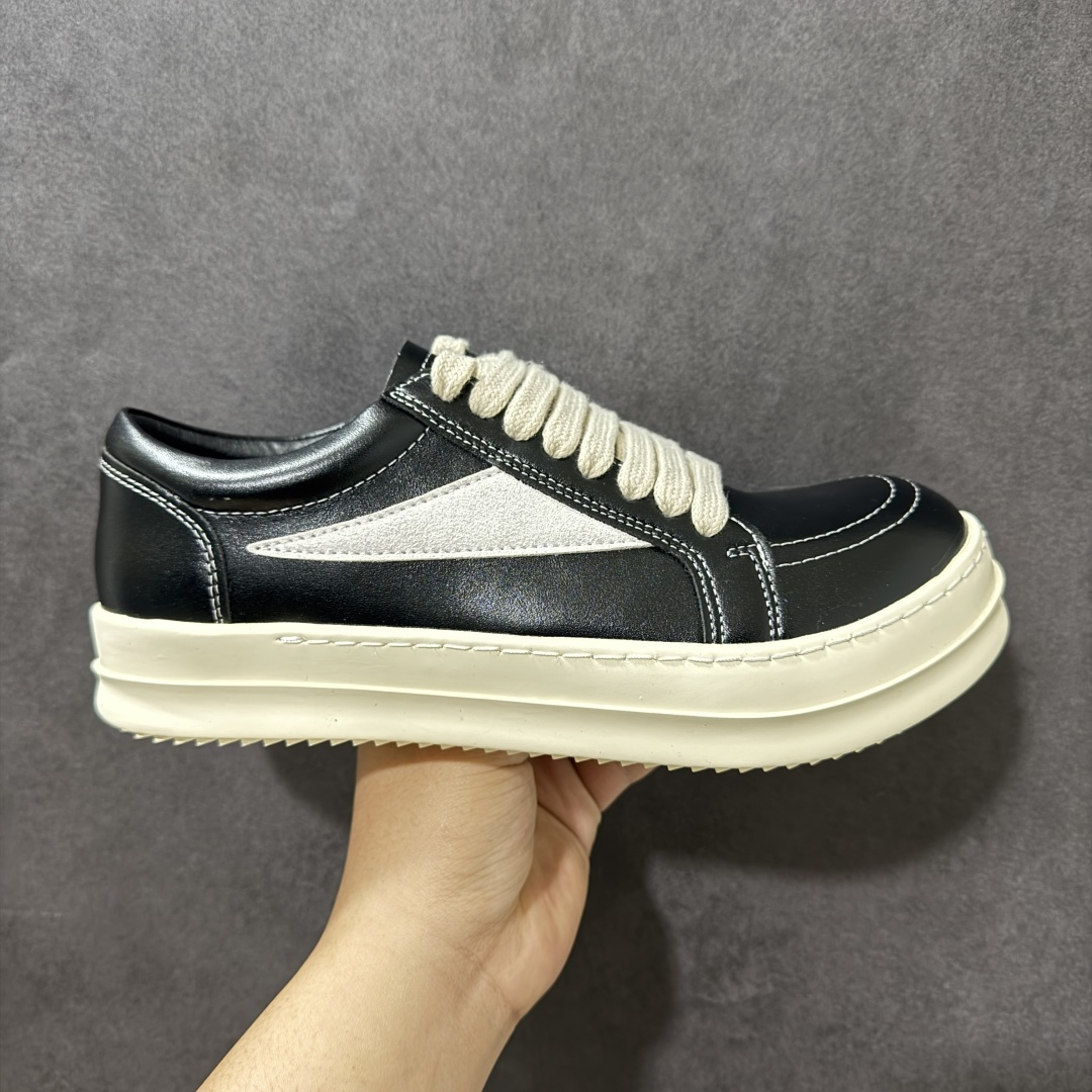 【公司级】Rick Owens 复古百搭 时尚 舒适透气 耐磨 休闲鞋 市售最高版本 Rick owens 瑞克 欧文斯 粗鞋带 低帮高街休闲运动板鞋 原鞋开发 独家私模大底 定制鞋面布料 针车间距都是极致还原 一比一规格礼盒装 重达3斤以上 外加定制欧文斯保护盒 全套包装及配件 高端零售专供品质 区别市场货 纯手工打造 每一只都是独一无二 有手工质感的味道 进口小牛内里 牛皮鞋垫 手工车线。这双鞋融合了Converse经典板鞋的复古基因与Rick Owens的高街属性，既能驾驭街头潮酷风格，亦可搭配简约时装，成为日常通勤或时尚秀场的点睛之笔。正如用户评价所言：“它不仅是穿搭利器，更是一件值得收藏的艺术品。” 无论是追求先锋设计还是注重实穿体验，FW23 LUXOR系列板鞋都以其无可挑剔的质感与品牌精神，成为高街玩家不容错过的经典之作#RICKOWENS #给大家推荐宝藏板鞋好 #送到心坎里的一双鞋 #我舍不得扔掉的鞋 #新春踏青好鞋 货号：4076571 尺码：35-45带半码-选品中心
