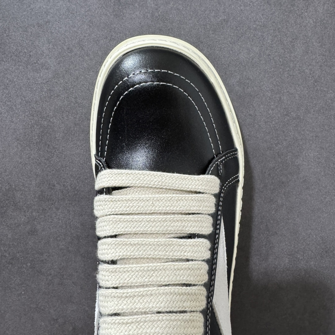 图片[5]-【公司级】Rick Owens 复古百搭 时尚 舒适透气 耐磨 休闲鞋 市售最高版本 Rick owens 瑞克 欧文斯 粗鞋带 低帮高街休闲运动板鞋 原鞋开发 独家私模大底 定制鞋面布料 针车间距都是极致还原 一比一规格礼盒装 重达3斤以上 外加定制欧文斯保护盒 全套包装及配件 高端零售专供品质 区别市场货 纯手工打造 每一只都是独一无二 有手工质感的味道 进口小牛内里 牛皮鞋垫 手工车线。这双鞋融合了Converse经典板鞋的复古基因与Rick Owens的高街属性，既能驾驭街头潮酷风格，亦可搭配简约时装，成为日常通勤或时尚秀场的点睛之笔。正如用户评价所言：“它不仅是穿搭利器，更是一件值得收藏的艺术品。” 无论是追求先锋设计还是注重实穿体验，FW23 LUXOR系列板鞋都以其无可挑剔的质感与品牌精神，成为高街玩家不容错过的经典之作#RICKOWENS #给大家推荐宝藏板鞋好 #送到心坎里的一双鞋 #我舍不得扔掉的鞋 #新春踏青好鞋 货号：4076571 尺码：35-45带半码-选品中心