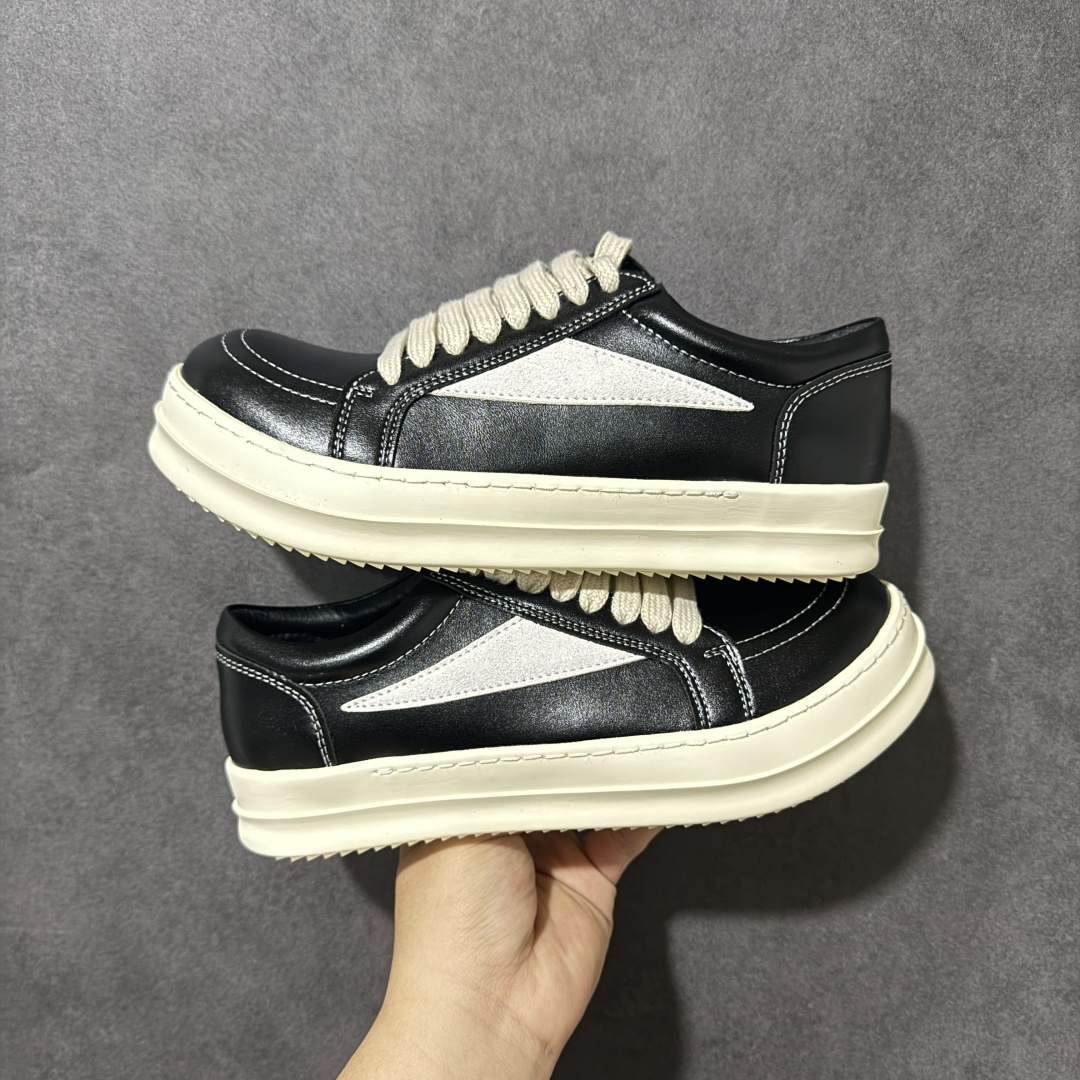 图片[8]-【公司级】Rick Owens 复古百搭 时尚 舒适透气 耐磨 休闲鞋 市售最高版本 Rick owens 瑞克 欧文斯 粗鞋带 低帮高街休闲运动板鞋 原鞋开发 独家私模大底 定制鞋面布料 针车间距都是极致还原 一比一规格礼盒装 重达3斤以上 外加定制欧文斯保护盒 全套包装及配件 高端零售专供品质 区别市场货 纯手工打造 每一只都是独一无二 有手工质感的味道 进口小牛内里 牛皮鞋垫 手工车线。这双鞋融合了Converse经典板鞋的复古基因与Rick Owens的高街属性，既能驾驭街头潮酷风格，亦可搭配简约时装，成为日常通勤或时尚秀场的点睛之笔。正如用户评价所言：“它不仅是穿搭利器，更是一件值得收藏的艺术品。” 无论是追求先锋设计还是注重实穿体验，FW23 LUXOR系列板鞋都以其无可挑剔的质感与品牌精神，成为高街玩家不容错过的经典之作#RICKOWENS #给大家推荐宝藏板鞋好 #送到心坎里的一双鞋 #我舍不得扔掉的鞋 #新春踏青好鞋 货号：4076571 尺码：35-45带半码-选品中心