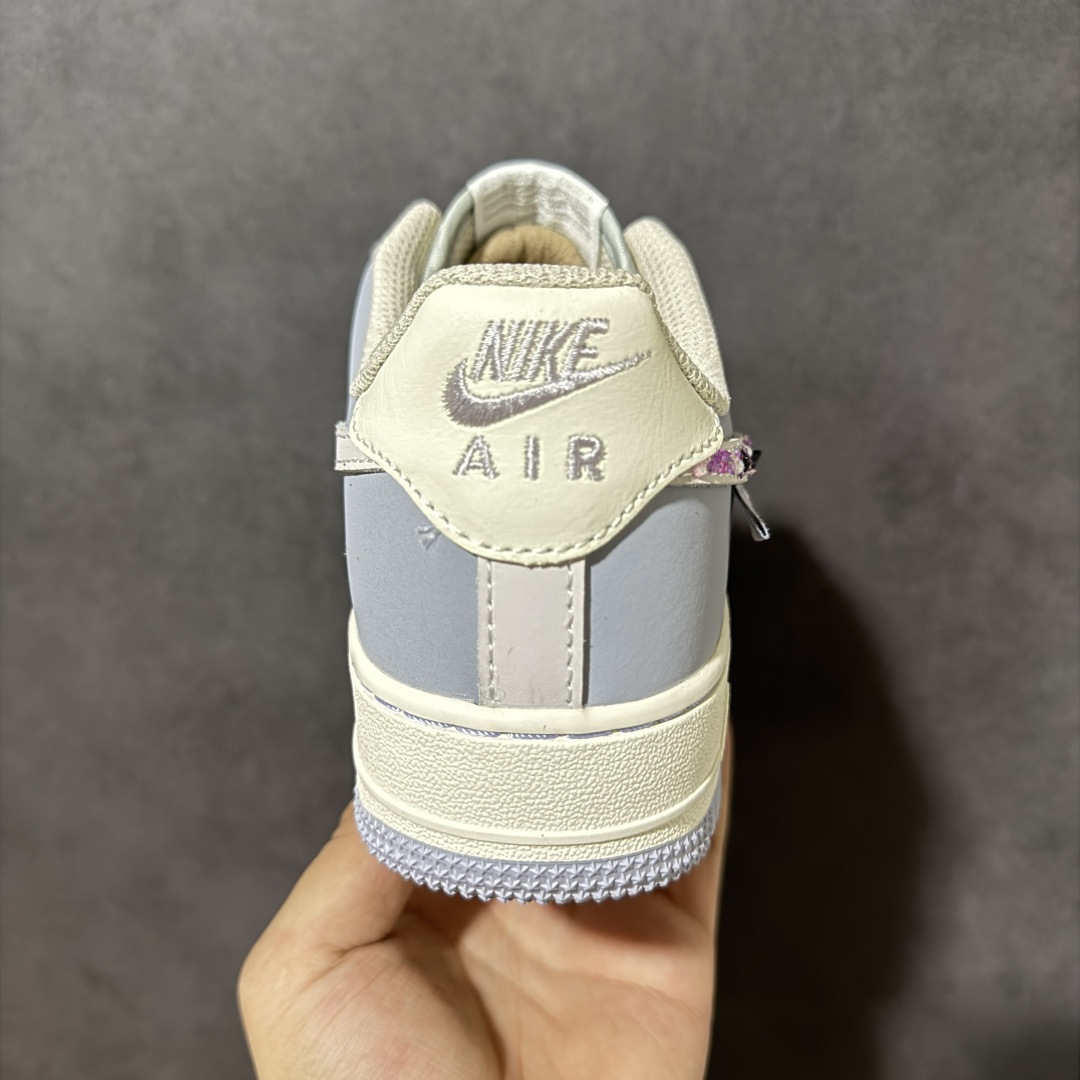图片[4]-【定制版】手绘涂鸦“玫瑰碎钻”Nike Air Force 1 “Rose Glitter”空军一号定制板鞋 将浪漫玫瑰与闪耀碎钻两大元素注入鞋身。奶白与雾灰的低饱和撞色奠定温柔基调，标志性 Swoosh 以粉调闪钻为底，镶嵌立体玫瑰纹样，在光线下呈现灵动闪耀的视觉效果；渐变紫白编织鞋带、鞋侧迷你小勾与后跟细节点缀，让甜酷感与精致度拉满 货号：DB3301-212 尺码： 36 36.5 37.5 38 38.5 39 40 40.5 41 42 42.5 43 44 44.5 45-选品中心