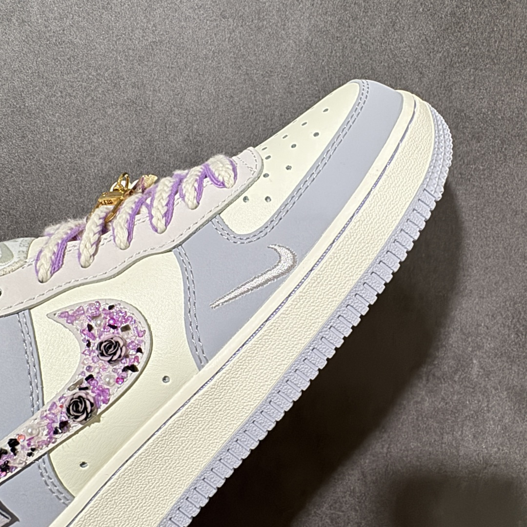 图片[8]-【定制版】手绘涂鸦“玫瑰碎钻”Nike Air Force 1 “Rose Glitter”空军一号定制板鞋 将浪漫玫瑰与闪耀碎钻两大元素注入鞋身。奶白与雾灰的低饱和撞色奠定温柔基调，标志性 Swoosh 以粉调闪钻为底，镶嵌立体玫瑰纹样，在光线下呈现灵动闪耀的视觉效果；渐变紫白编织鞋带、鞋侧迷你小勾与后跟细节点缀，让甜酷感与精致度拉满 货号：DB3301-212 尺码： 36 36.5 37.5 38 38.5 39 40 40.5 41 42 42.5 43 44 44.5 45-选品中心