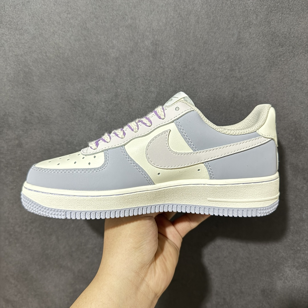 图片[2]-【定制版】手绘涂鸦“玫瑰碎钻”Nike Air Force 1 “Rose Glitter”空军一号定制板鞋 将浪漫玫瑰与闪耀碎钻两大元素注入鞋身。奶白与雾灰的低饱和撞色奠定温柔基调，标志性 Swoosh 以粉调闪钻为底，镶嵌立体玫瑰纹样，在光线下呈现灵动闪耀的视觉效果；渐变紫白编织鞋带、鞋侧迷你小勾与后跟细节点缀，让甜酷感与精致度拉满 货号：DB3301-212 尺码： 36 36.5 37.5 38 38.5 39 40 40.5 41 42 42.5 43 44 44.5 45-选品中心