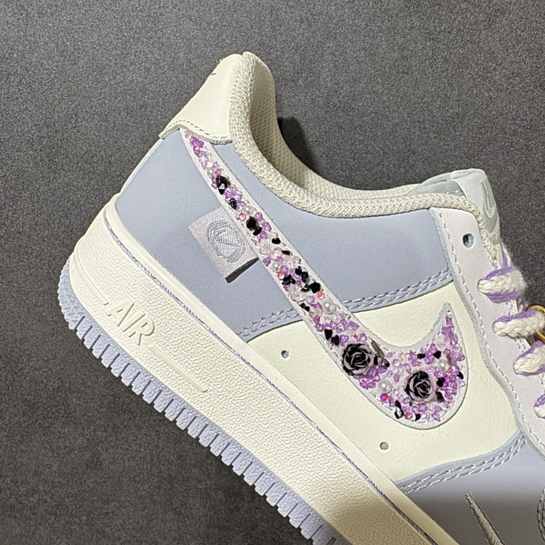 图片[7]-【定制版】手绘涂鸦“玫瑰碎钻”Nike Air Force 1 “Rose Glitter”空军一号定制板鞋 将浪漫玫瑰与闪耀碎钻两大元素注入鞋身。奶白与雾灰的低饱和撞色奠定温柔基调，标志性 Swoosh 以粉调闪钻为底，镶嵌立体玫瑰纹样，在光线下呈现灵动闪耀的视觉效果；渐变紫白编织鞋带、鞋侧迷你小勾与后跟细节点缀，让甜酷感与精致度拉满 货号：DB3301-212 尺码： 36 36.5 37.5 38 38.5 39 40 40.5 41 42 42.5 43 44 44.5 45-选品中心