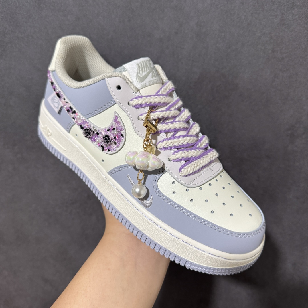 图片[3]-【定制版】手绘涂鸦“玫瑰碎钻”Nike Air Force 1 “Rose Glitter”空军一号定制板鞋 将浪漫玫瑰与闪耀碎钻两大元素注入鞋身。奶白与雾灰的低饱和撞色奠定温柔基调，标志性 Swoosh 以粉调闪钻为底，镶嵌立体玫瑰纹样，在光线下呈现灵动闪耀的视觉效果；渐变紫白编织鞋带、鞋侧迷你小勾与后跟细节点缀，让甜酷感与精致度拉满 货号：DB3301-212 尺码： 36 36.5 37.5 38 38.5 39 40 40.5 41 42 42.5 43 44 44.5 45-选品中心