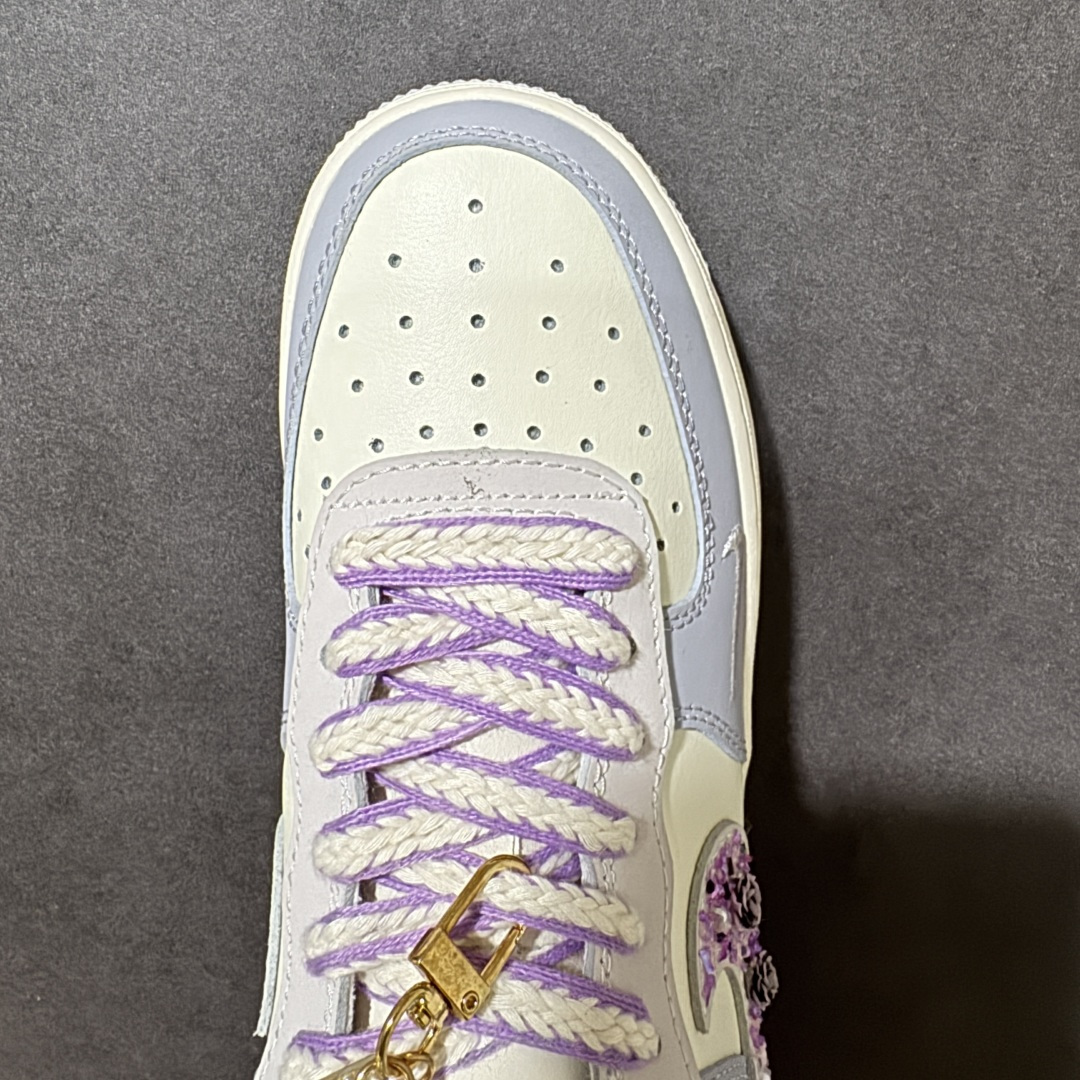 图片[5]-【定制版】手绘涂鸦“玫瑰碎钻”Nike Air Force 1 “Rose Glitter”空军一号定制板鞋 将浪漫玫瑰与闪耀碎钻两大元素注入鞋身。奶白与雾灰的低饱和撞色奠定温柔基调，标志性 Swoosh 以粉调闪钻为底，镶嵌立体玫瑰纹样，在光线下呈现灵动闪耀的视觉效果；渐变紫白编织鞋带、鞋侧迷你小勾与后跟细节点缀，让甜酷感与精致度拉满 货号：DB3301-212 尺码： 36 36.5 37.5 38 38.5 39 40 40.5 41 42 42.5 43 44 44.5 45-选品中心