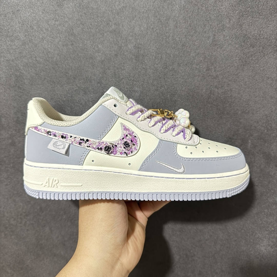 【定制版】手绘涂鸦“玫瑰碎钻”Nike Air Force 1 “Rose Glitter”空军一号定制板鞋 将浪漫玫瑰与闪耀碎钻两大元素注入鞋身。奶白与雾灰的低饱和撞色奠定温柔基调，标志性 Swoosh 以粉调闪钻为底，镶嵌立体玫瑰纹样，在光线下呈现灵动闪耀的视觉效果；渐变紫白编织鞋带、鞋侧迷你小勾与后跟细节点缀，让甜酷感与精致度拉满 货号：DB3301-212 尺码： 36 36.5 37.5 38 38.5 39 40 40.5 41 42 42.5 43 44 44.5 45-选品中心