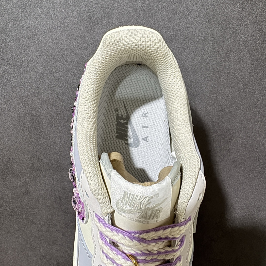 图片[6]-【定制版】手绘涂鸦“玫瑰碎钻”Nike Air Force 1 “Rose Glitter”空军一号定制板鞋 将浪漫玫瑰与闪耀碎钻两大元素注入鞋身。奶白与雾灰的低饱和撞色奠定温柔基调，标志性 Swoosh 以粉调闪钻为底，镶嵌立体玫瑰纹样，在光线下呈现灵动闪耀的视觉效果；渐变紫白编织鞋带、鞋侧迷你小勾与后跟细节点缀，让甜酷感与精致度拉满 货号：DB3301-212 尺码： 36 36.5 37.5 38 38.5 39 40 40.5 41 42 42.5 43 44 44.5 45-选品中心
