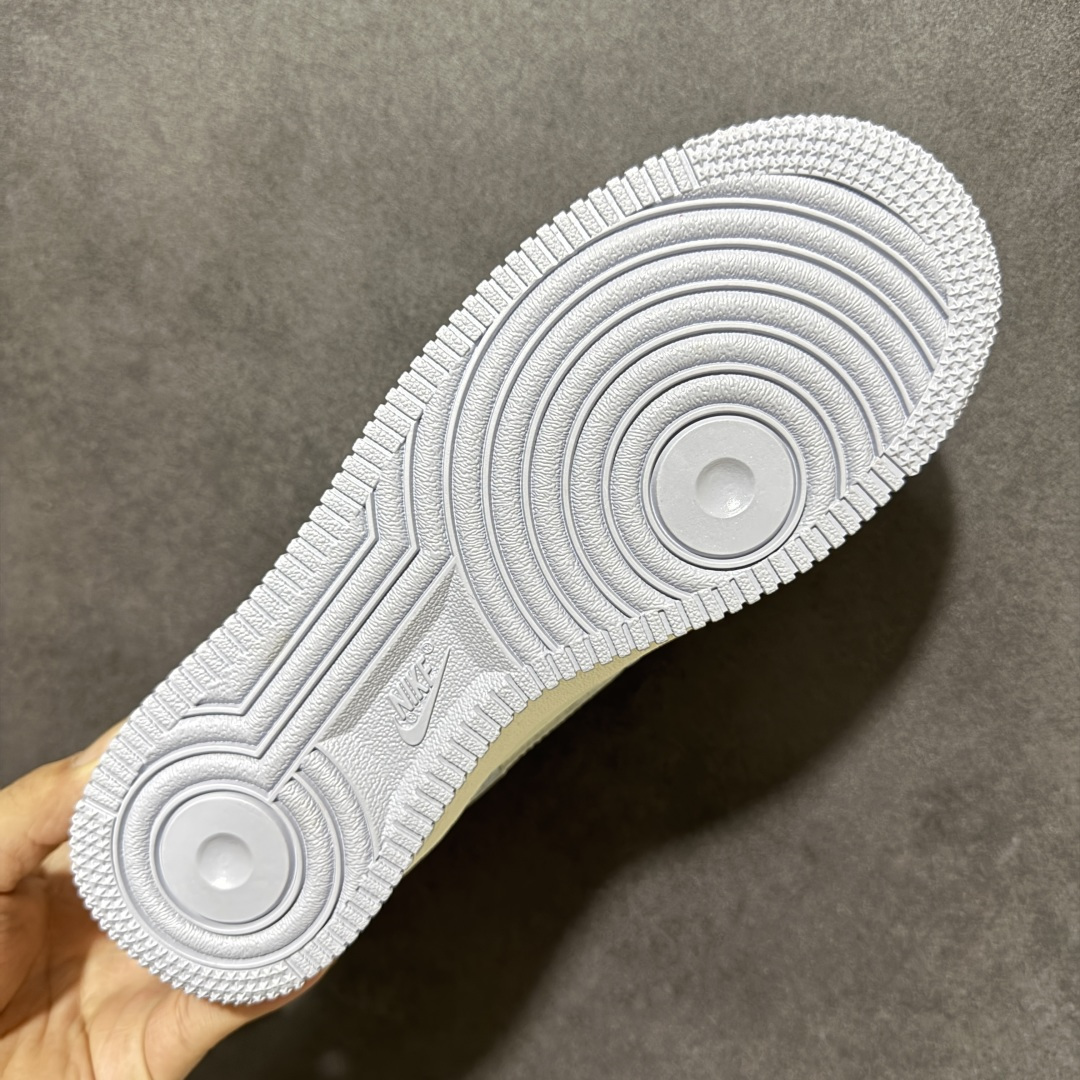 图片[9]-【定制版】手绘涂鸦“玫瑰碎钻”Nike Air Force 1 “Rose Glitter”空军一号定制板鞋 将浪漫玫瑰与闪耀碎钻两大元素注入鞋身。奶白与雾灰的低饱和撞色奠定温柔基调，标志性 Swoosh 以粉调闪钻为底，镶嵌立体玫瑰纹样，在光线下呈现灵动闪耀的视觉效果；渐变紫白编织鞋带、鞋侧迷你小勾与后跟细节点缀，让甜酷感与精致度拉满 货号：DB3301-212 尺码： 36 36.5 37.5 38 38.5 39 40 40.5 41 42 42.5 43 44 44.5 45-选品中心