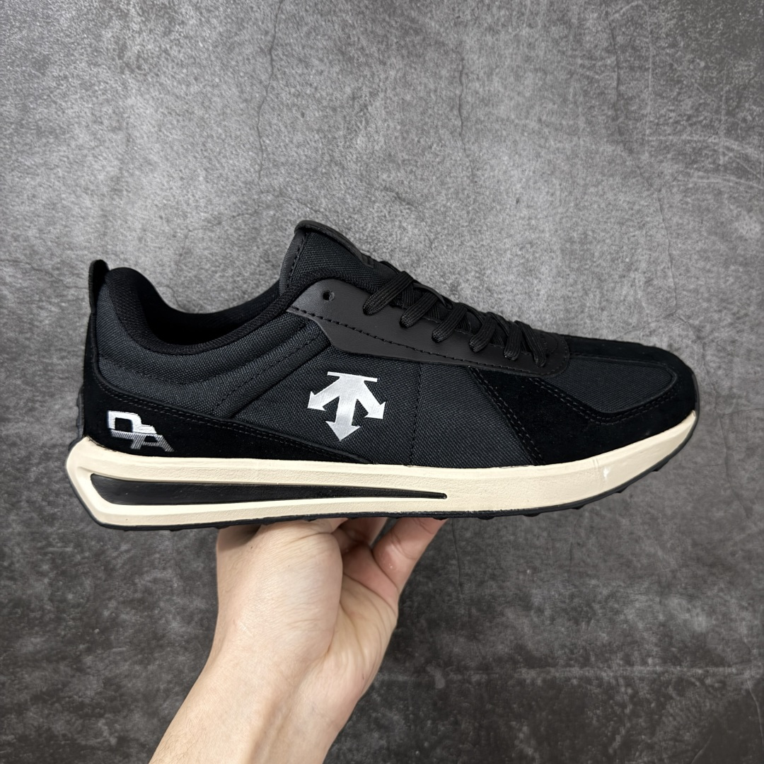 【纯原W1版】迪桑特DESCENTE Chron TRAINER 运动简约 低帮 生活休闲鞋 市面最优品质 区别市场版本 DESCENTE（迪桑特）创立于1935年，品牌名取自法语词汇，意为“滑降”。品牌箭头标识代表滑雪的三种技术“高速直线滑行”、“穿越”和“侧滑”，也寓意品牌在打造高端专业运动产品中不断追求完美的创新精神，致力于成为中国高端专业滑雪、综训、女子、铁人三项、高尔夫的第一品牌。 尺码：36 36.5 37 38 38.5 39 40 40.5 41 42 42.5 43 44 44.5 45-选品中心