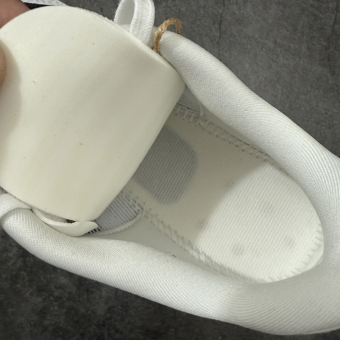 图片[9]-【Goat版本】Adidas Adizero EVO SL 马拉松竞速专业跑鞋 市场最强版出货 原材料 内置碳板 原厂网纱潮流 超临界发泡大底 脚感软弹度与原版几乎无差别 细节目前市场最接近原版品质 外贸专供 最大做到48码 此款针织网面非常轻薄 纤维间的缝隙很大 可以保证跑步时的透气、排汗效果 鞋舌直接与两侧的内衬和鞋底连接在一起 在跑步过程中不会被鞋舌的左右移动所困扰 在标准鞋带孔的基础上再拓宽一组鞋带孔 适合不同脚型的需求 突破性 EnergyRods 技术，有助于跑者实现更好的成绩 中底独特的LIGHTSTRIKE PRO泡棉材质 微弹感觉在跑步过程中给予了良好的支撑体验 对于顶级精英和高水平进阶跑者来说 ADIOS PRO是一双值得信赖的竞速比赛用鞋 货号：JH6206 尺码：36-48-莆田鞋