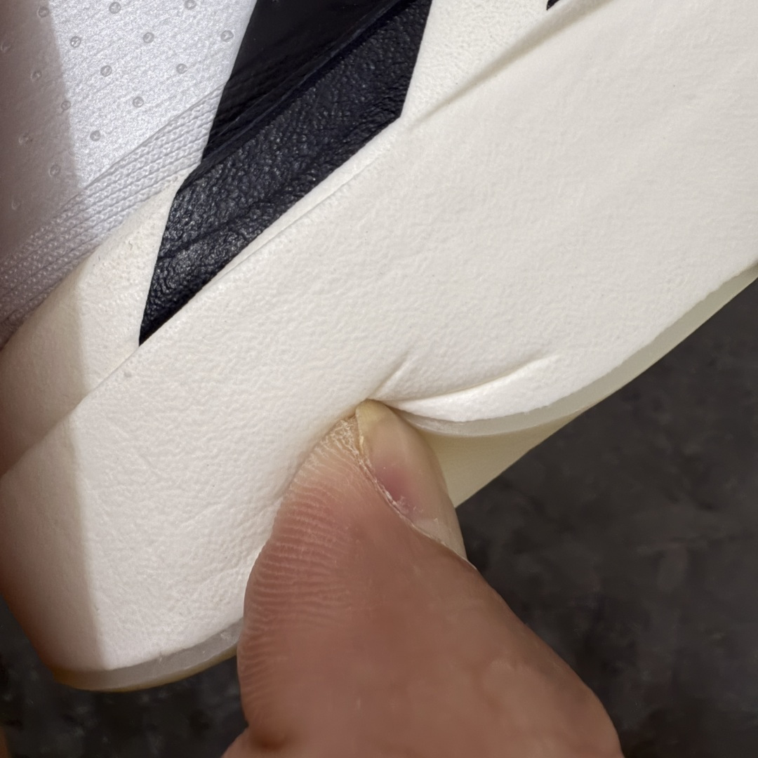 图片[10]-【Goat版本】Adidas Adizero EVO SL 马拉松竞速专业跑鞋 市场最强版出货 原材料 内置碳板 原厂网纱潮流 超临界发泡大底 脚感软弹度与原版几乎无差别 细节目前市场最接近原版品质 外贸专供 最大做到48码 此款针织网面非常轻薄 纤维间的缝隙很大 可以保证跑步时的透气、排汗效果 鞋舌直接与两侧的内衬和鞋底连接在一起 在跑步过程中不会被鞋舌的左右移动所困扰 在标准鞋带孔的基础上再拓宽一组鞋带孔 适合不同脚型的需求 突破性 EnergyRods 技术，有助于跑者实现更好的成绩 中底独特的LIGHTSTRIKE PRO泡棉材质 微弹感觉在跑步过程中给予了良好的支撑体验 对于顶级精英和高水平进阶跑者来说 ADIOS PRO是一双值得信赖的竞速比赛用鞋 货号：JH6206 尺码：36-48-莆田鞋