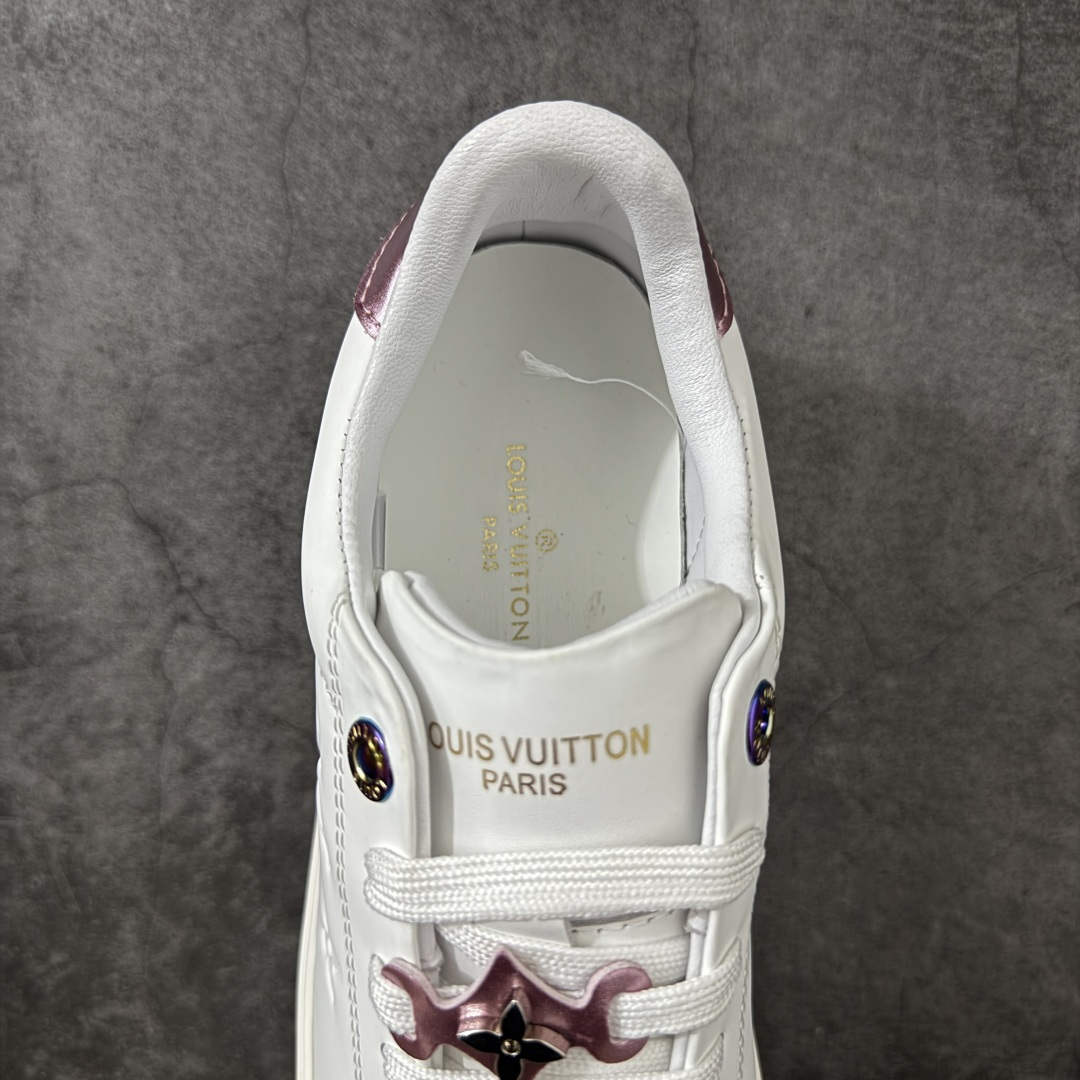 图片[8]-【YS纯原】广奢高端货Louis Vuitton New Arrival 系列 LV Time Out 情侣小白鞋｜ ✦ 小白鞋正统线条：干净、高级、显脚瘦 ✦ 经典 Monogram 老花：辨识度满分，一眼奢侈 ✦ 进口头层小牛皮鞋面：细腻、柔韧、鞋面更挺括 ✦ 羊皮内里：脚感软糯不磨脚，全天穿无压力 ✦ 原楦开发：版型挺拔、比例更精致 ✦ 鞋边立体雕花纹理：细节完全到位，质感直观可见 ✦ 轻量橡胶大底：抓地防滑，上脚轻盈不累 ✦ 情侣款百搭属性：通勤、休闲、旅行全能搭配 ✦ 专柜级包装：原装鞋盒 / 防尘袋 / 配件齐全 尺码：35-45-选品中心