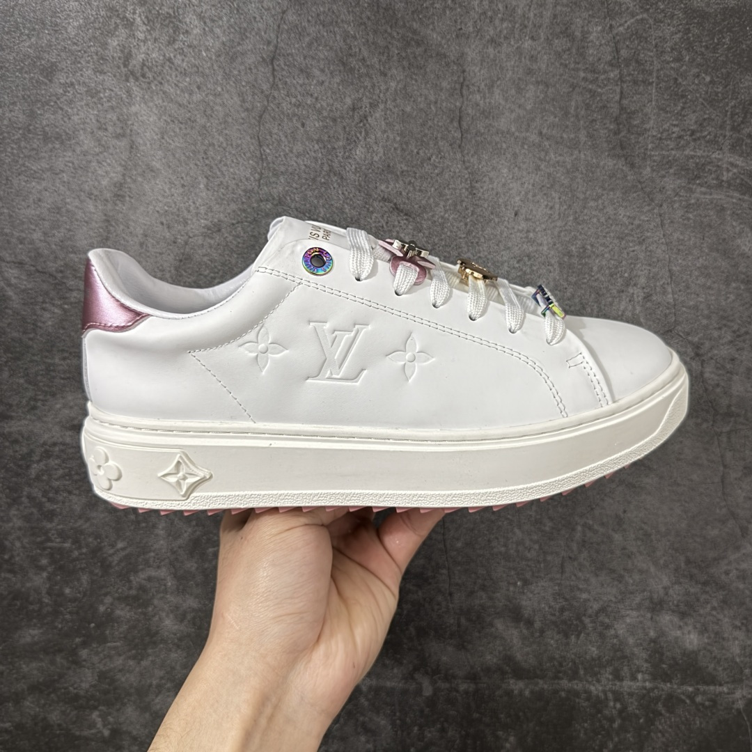 【YS纯原】广奢高端货Louis Vuitton New Arrival 系列 LV Time Out 情侣小白鞋｜ ✦ 小白鞋正统线条：干净、高级、显脚瘦 ✦ 经典 Monogram 老花：辨识度满分，一眼奢侈 ✦ 进口头层小牛皮鞋面：细腻、柔韧、鞋面更挺括 ✦ 羊皮内里：脚感软糯不磨脚，全天穿无压力 ✦ 原楦开发：版型挺拔、比例更精致 ✦ 鞋边立体雕花纹理：细节完全到位，质感直观可见 ✦ 轻量橡胶大底：抓地防滑，上脚轻盈不累 ✦ 情侣款百搭属性：通勤、休闲、旅行全能搭配 ✦ 专柜级包装：原装鞋盒 / 防尘袋 / 配件齐全 尺码：35-45-选品中心