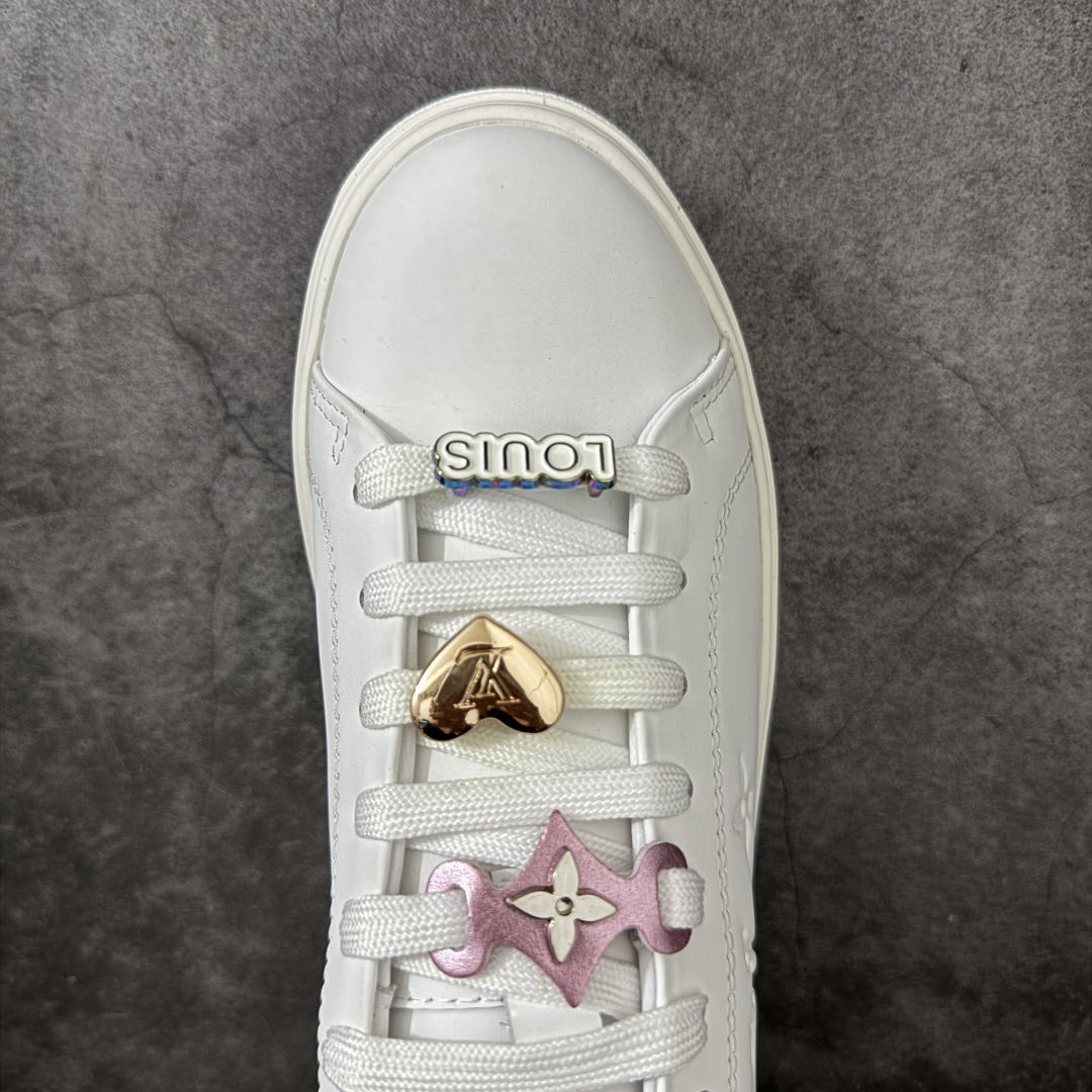 图片[5]-【YS纯原】广奢高端货Louis Vuitton New Arrival 系列 LV Time Out 情侣小白鞋｜ ✦ 小白鞋正统线条：干净、高级、显脚瘦 ✦ 经典 Monogram 老花：辨识度满分，一眼奢侈 ✦ 进口头层小牛皮鞋面：细腻、柔韧、鞋面更挺括 ✦ 羊皮内里：脚感软糯不磨脚，全天穿无压力 ✦ 原楦开发：版型挺拔、比例更精致 ✦ 鞋边立体雕花纹理：细节完全到位，质感直观可见 ✦ 轻量橡胶大底：抓地防滑，上脚轻盈不累 ✦ 情侣款百搭属性：通勤、休闲、旅行全能搭配 ✦ 专柜级包装：原装鞋盒 / 防尘袋 / 配件齐全 尺码：35-45-选品中心