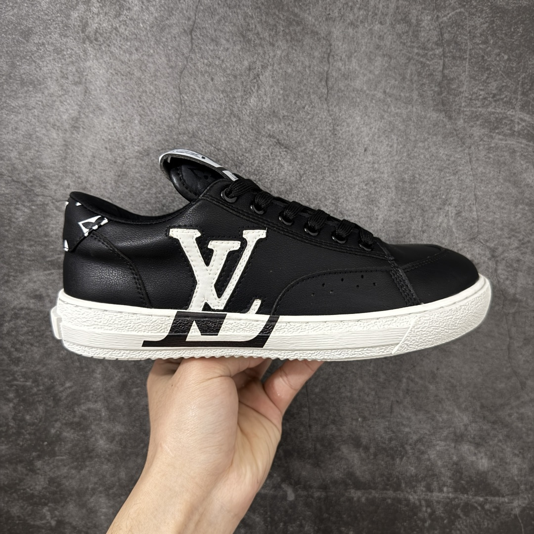 【YS纯原】广奢高端货Louis Vuitton New Arrival 系列 LV Time Out 情侣小白鞋｜ ✦ 小白鞋正统线条：干净、高级、显脚瘦 ✦ 经典 Monogram 老花：辨识度满分，一眼奢侈 ✦ 进口头层小牛皮鞋面：细腻、柔韧、鞋面更挺括 ✦ 羊皮内里：脚感软糯不磨脚，全天穿无压力 ✦ 原楦开发：版型挺拔、比例更精致 ✦ 鞋边立体雕花纹理：细节完全到位，质感直观可见 ✦ 轻量橡胶大底：抓地防滑，上脚轻盈不累 ✦ 情侣款百搭属性：通勤、休闲、旅行全能搭配 ✦ 专柜级包装：原装鞋盒 / 防尘袋 / 配件齐全 尺码：35-45-选品中心