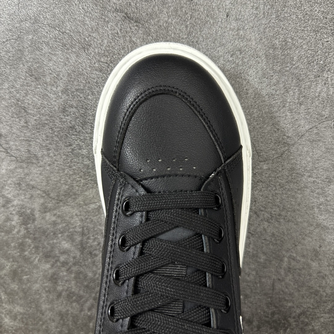 图片[5]-【YS纯原】广奢高端货Louis Vuitton New Arrival 系列 LV Time Out 情侣小白鞋｜ ✦ 小白鞋正统线条：干净、高级、显脚瘦 ✦ 经典 Monogram 老花：辨识度满分，一眼奢侈 ✦ 进口头层小牛皮鞋面：细腻、柔韧、鞋面更挺括 ✦ 羊皮内里：脚感软糯不磨脚，全天穿无压力 ✦ 原楦开发：版型挺拔、比例更精致 ✦ 鞋边立体雕花纹理：细节完全到位，质感直观可见 ✦ 轻量橡胶大底：抓地防滑，上脚轻盈不累 ✦ 情侣款百搭属性：通勤、休闲、旅行全能搭配 ✦ 专柜级包装：原装鞋盒 / 防尘袋 / 配件齐全 尺码：35-45-选品中心