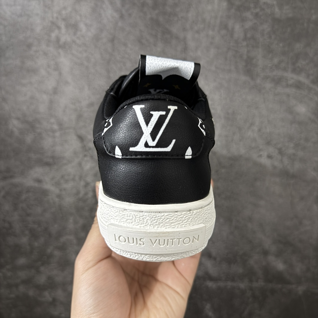 图片[4]-【YS纯原】广奢高端货Louis Vuitton New Arrival 系列 LV Time Out 情侣小白鞋｜ ✦ 小白鞋正统线条：干净、高级、显脚瘦 ✦ 经典 Monogram 老花：辨识度满分，一眼奢侈 ✦ 进口头层小牛皮鞋面：细腻、柔韧、鞋面更挺括 ✦ 羊皮内里：脚感软糯不磨脚，全天穿无压力 ✦ 原楦开发：版型挺拔、比例更精致 ✦ 鞋边立体雕花纹理：细节完全到位，质感直观可见 ✦ 轻量橡胶大底：抓地防滑，上脚轻盈不累 ✦ 情侣款百搭属性：通勤、休闲、旅行全能搭配 ✦ 专柜级包装：原装鞋盒 / 防尘袋 / 配件齐全 尺码：35-45-选品中心