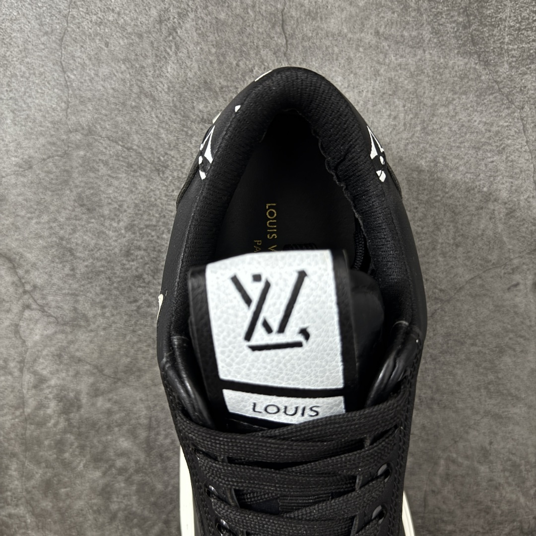 图片[8]-【YS纯原】广奢高端货Louis Vuitton New Arrival 系列 LV Time Out 情侣小白鞋｜ ✦ 小白鞋正统线条：干净、高级、显脚瘦 ✦ 经典 Monogram 老花：辨识度满分，一眼奢侈 ✦ 进口头层小牛皮鞋面：细腻、柔韧、鞋面更挺括 ✦ 羊皮内里：脚感软糯不磨脚，全天穿无压力 ✦ 原楦开发：版型挺拔、比例更精致 ✦ 鞋边立体雕花纹理：细节完全到位，质感直观可见 ✦ 轻量橡胶大底：抓地防滑，上脚轻盈不累 ✦ 情侣款百搭属性：通勤、休闲、旅行全能搭配 ✦ 专柜级包装：原装鞋盒 / 防尘袋 / 配件齐全 尺码：35-45-选品中心